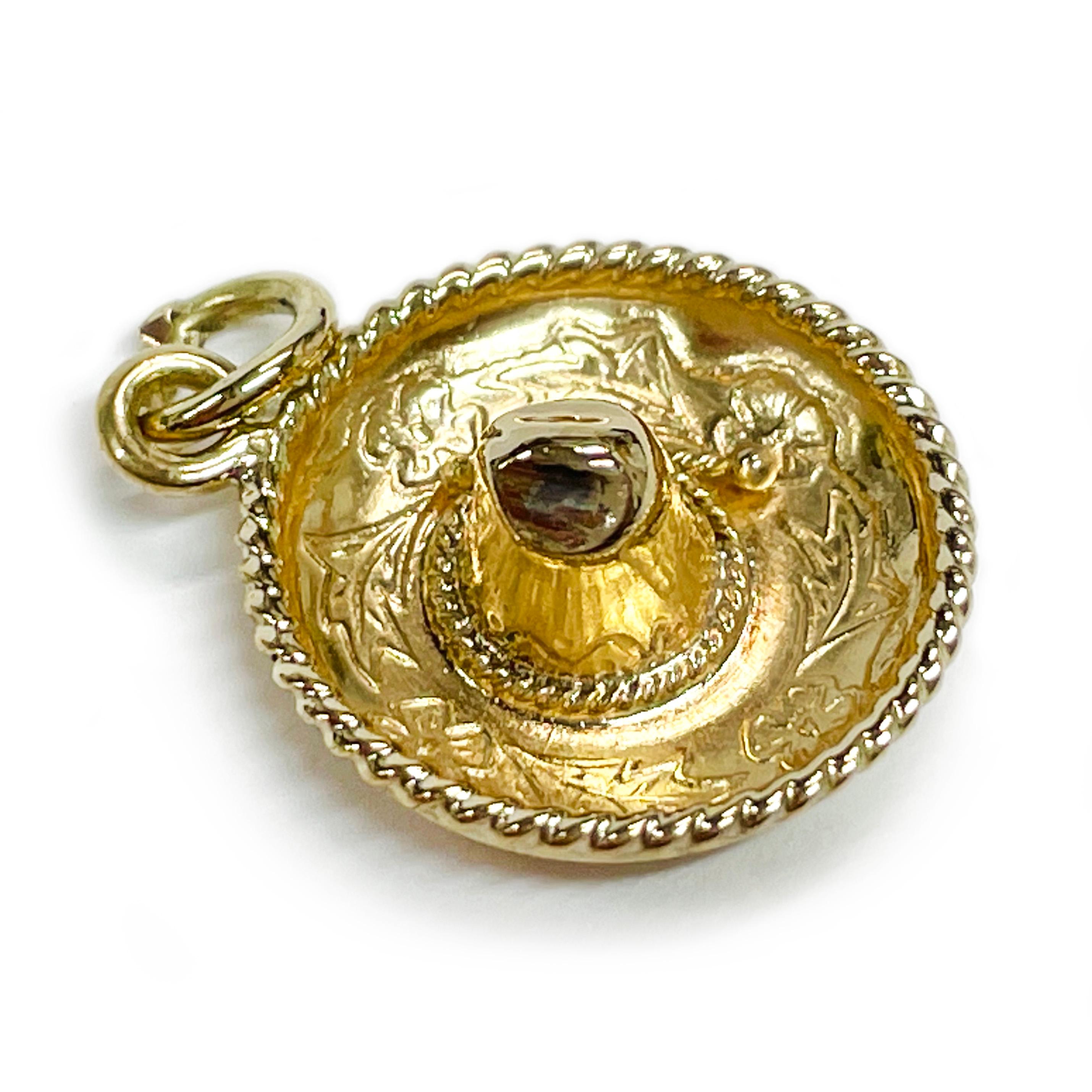 Rétro Pendentif breloque Mariachi Sombrero en or jaune en vente
