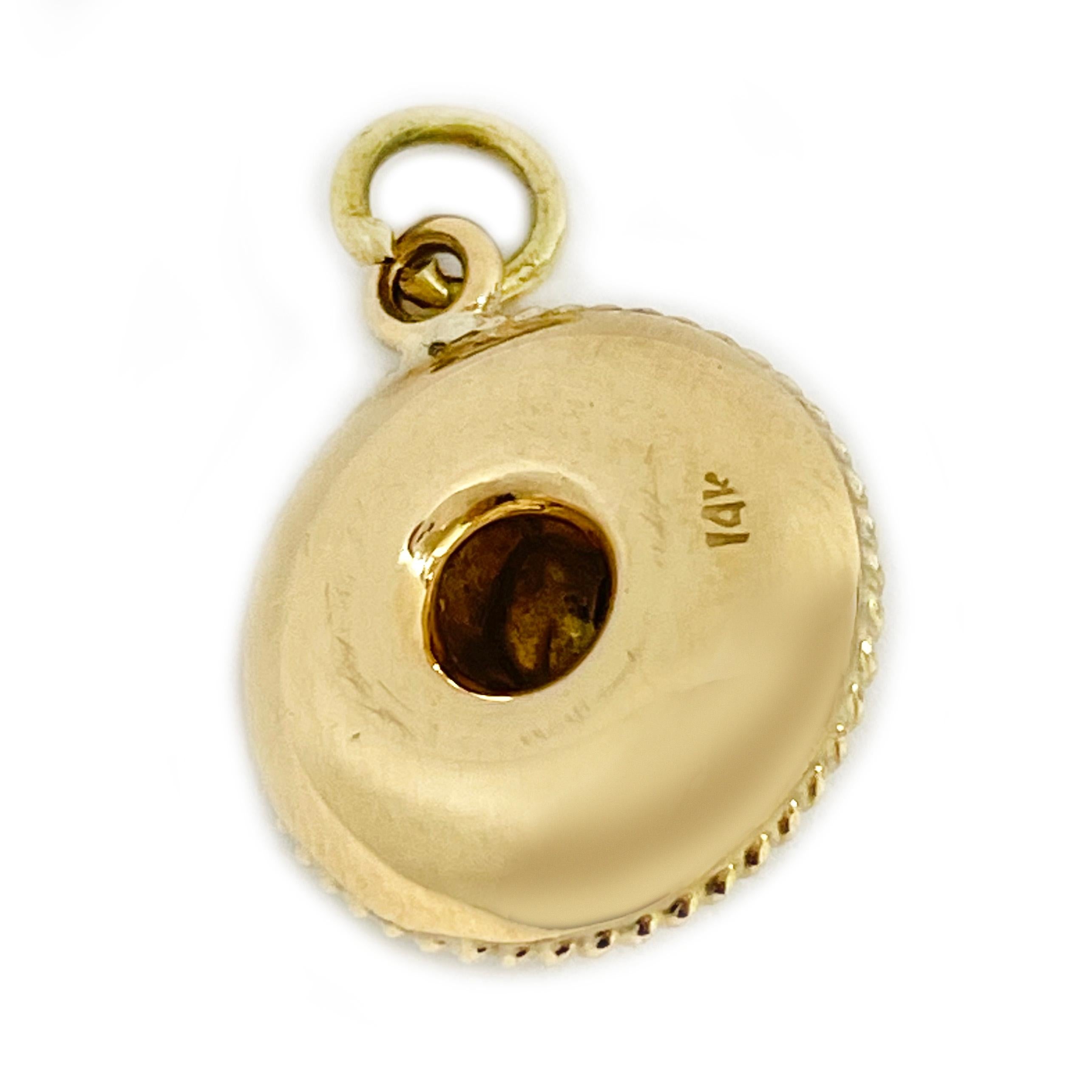 Taille ronde Pendentif breloque Mariachi Sombrero en or jaune en vente