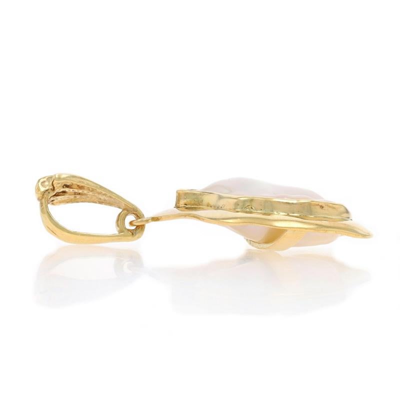 Perlina Ciondolo a forma organica di perla barocca dei mari del sud in oro giallo 18k in vendita