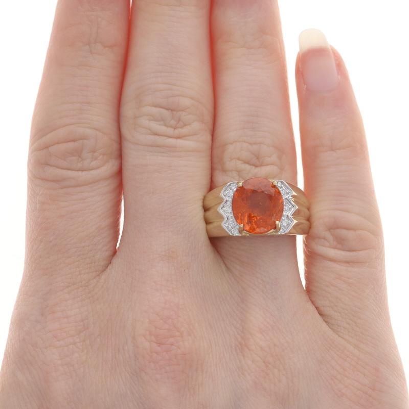 Anillo de oro amarillo con diamantes y granate espesartita - 14k Oval de 4,15ctw acanalado Corte oval en venta