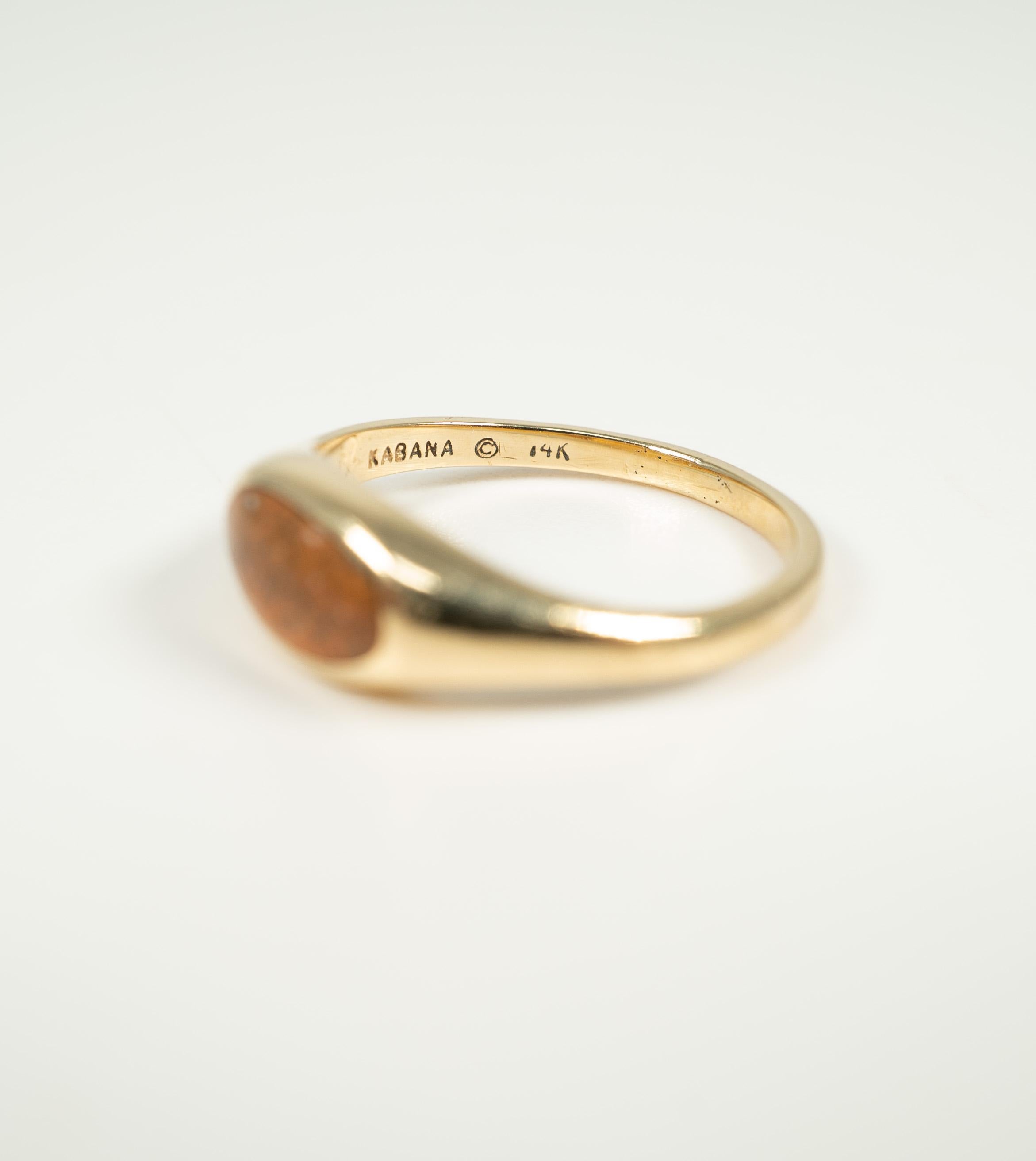 Bague en or jaune incrustée d'huître spinelle de Kabana Unisexe en vente