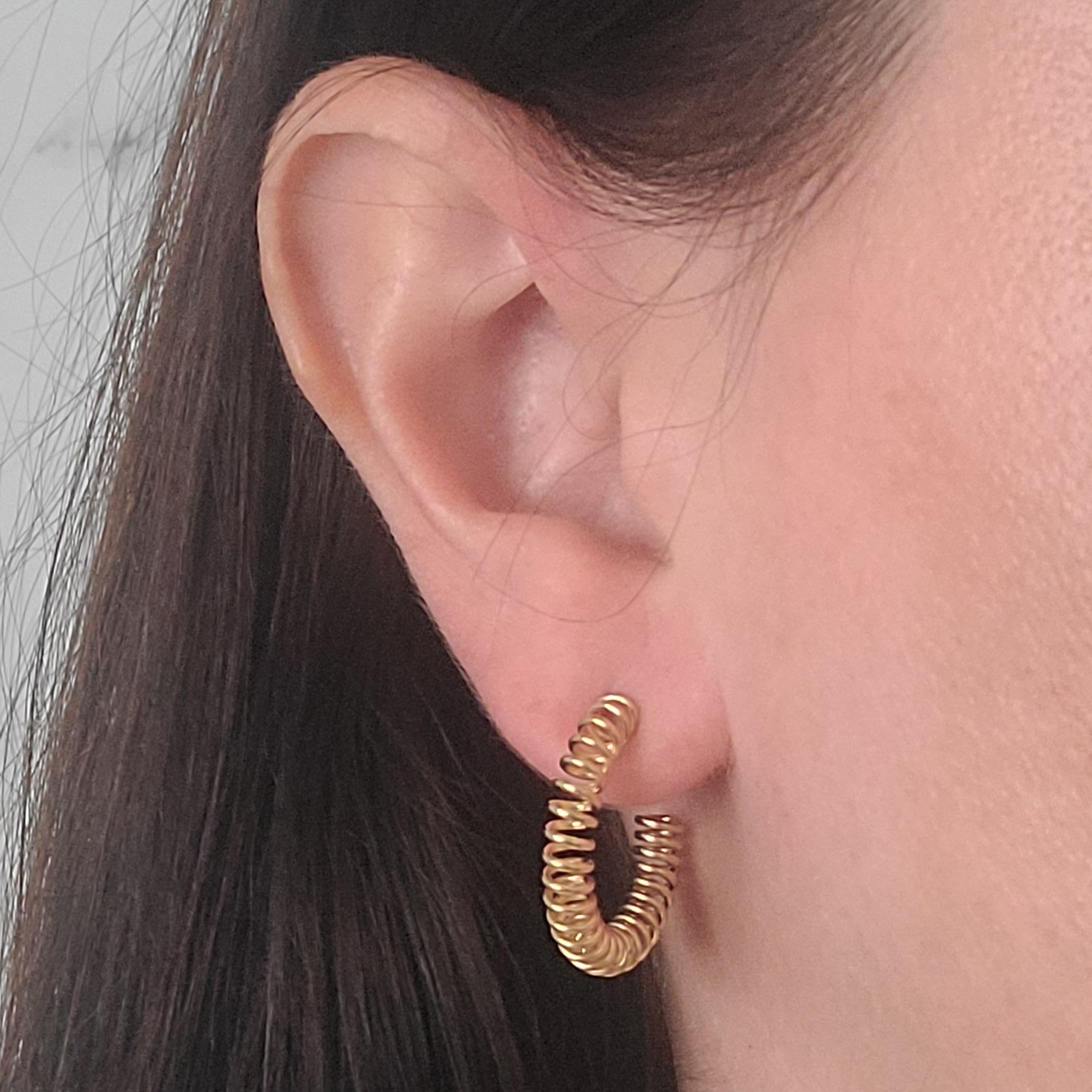 Cerchi a spirale in oro giallo 14 carati da 4 mm con diametro di 1 pollice. Perno traforato con retro a frizione. Il peso finale è di 4,2 grammi.