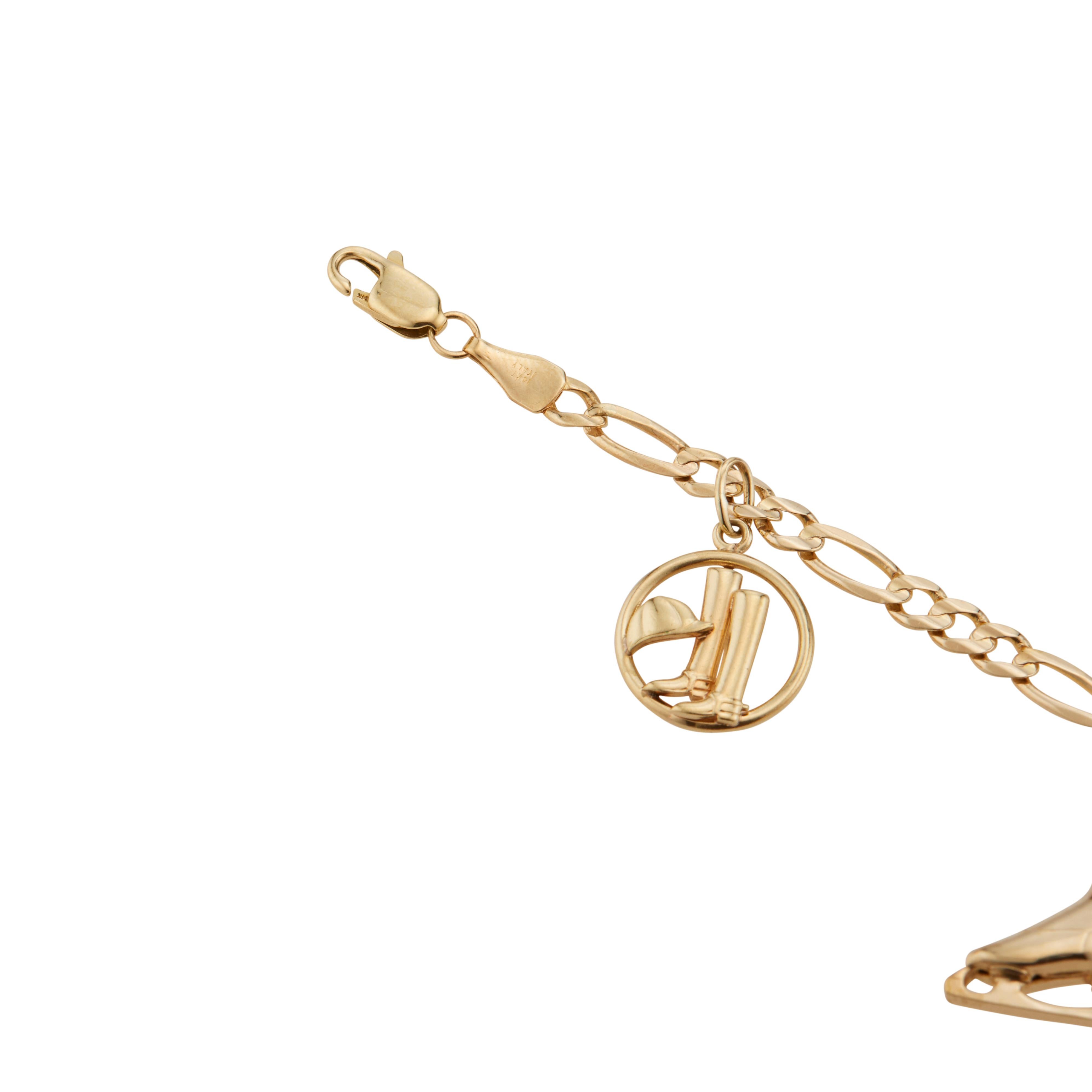 Bracelet à breloques à motifs sportifs en or jaune Pour femmes en vente