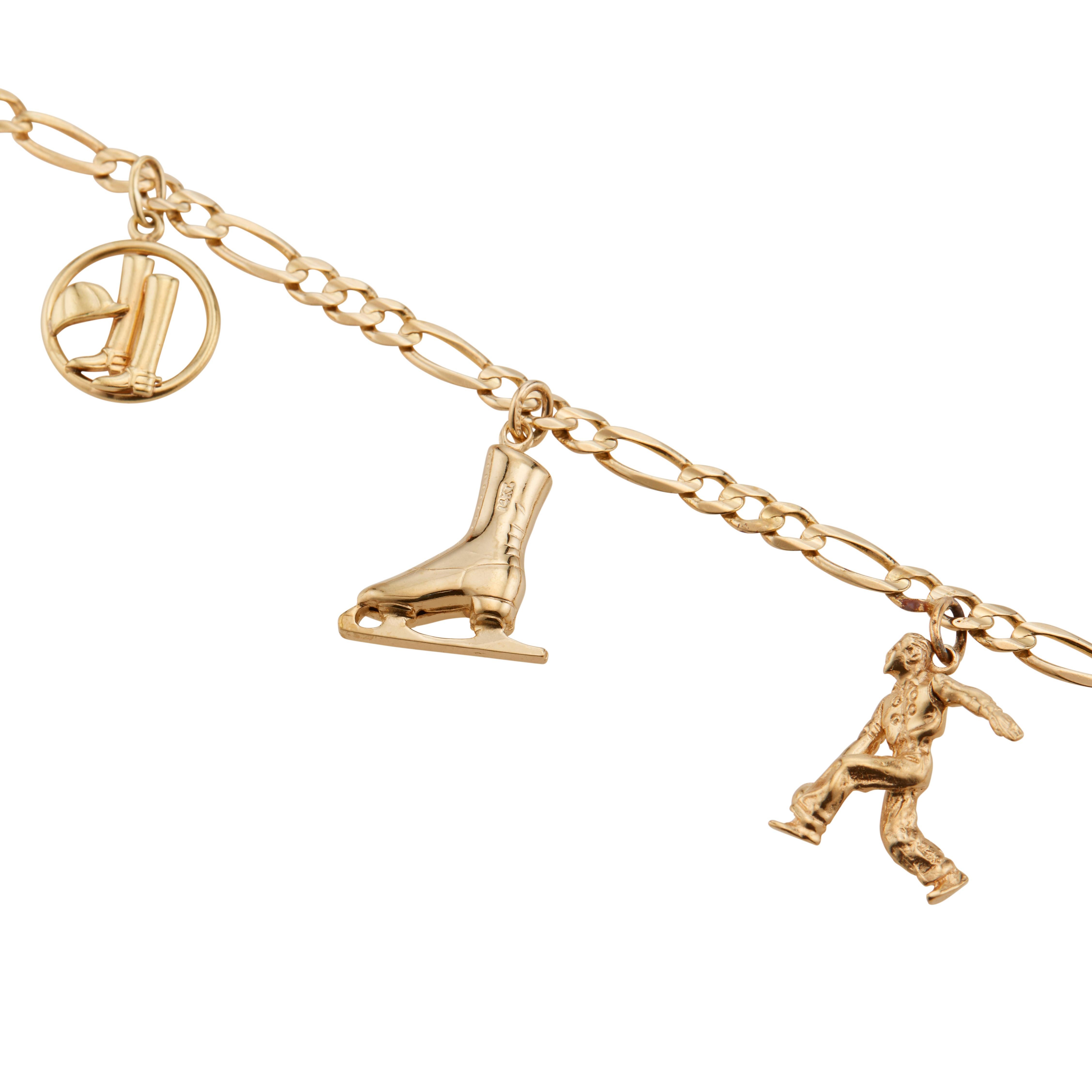 Bracelet à breloques à motifs sportifs en or jaune en vente 1