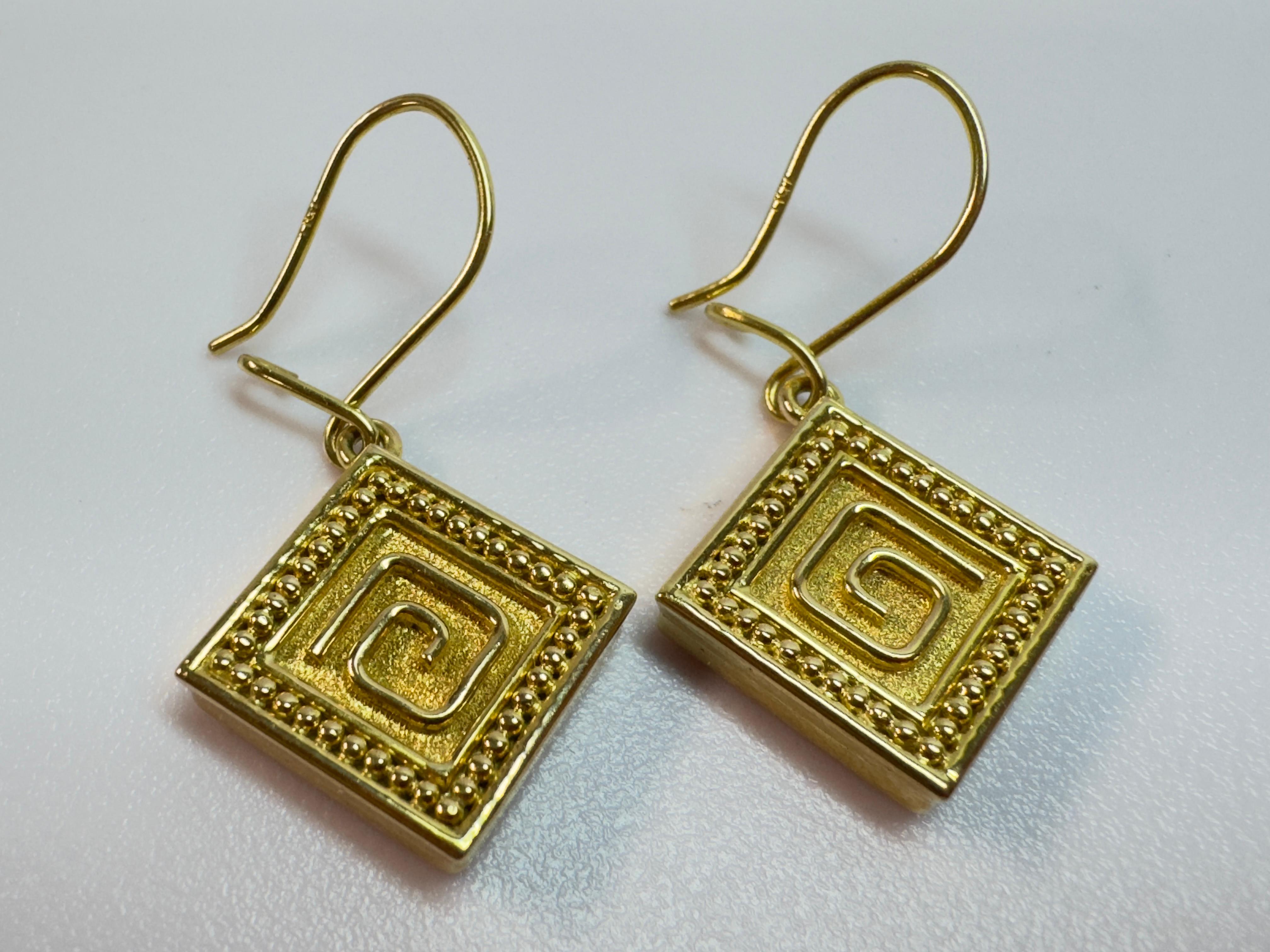Quadratische Ohrringe aus Gelbgold mit Baumeln im Angebot 1