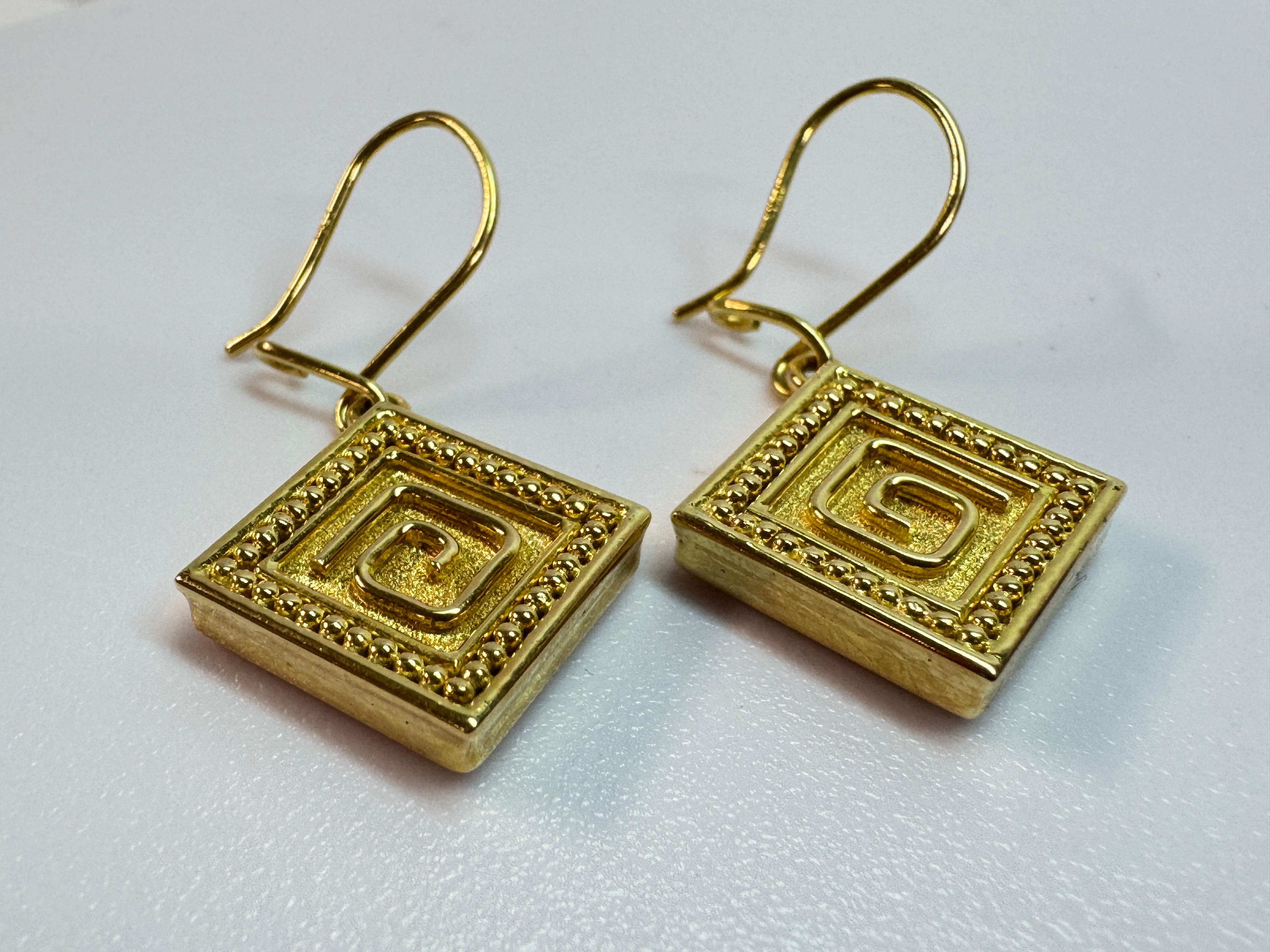 Quadratische Ohrringe aus Gelbgold mit Baumeln im Angebot 2