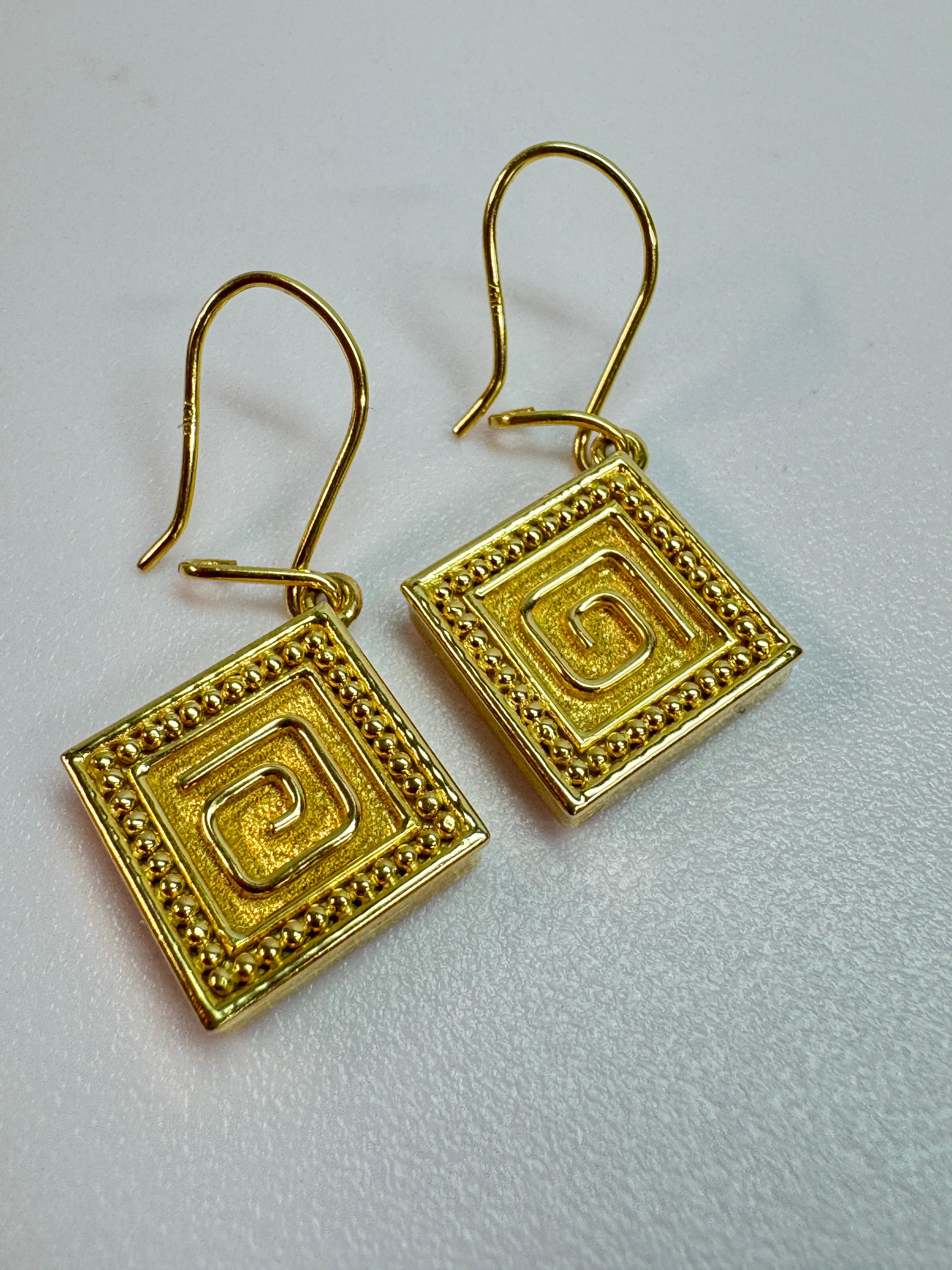 Quadratische Ohrringe aus Gelbgold mit Baumeln im Angebot 3