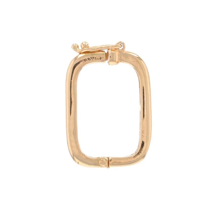 Contenu du métal : Or jaune 14k

Style : Clip à bélière de renforcement
Type de fermeture : Mousqueton à charnière avec fermoir de sécurité
Thème : Carré

Mesures

Haut : 23/32