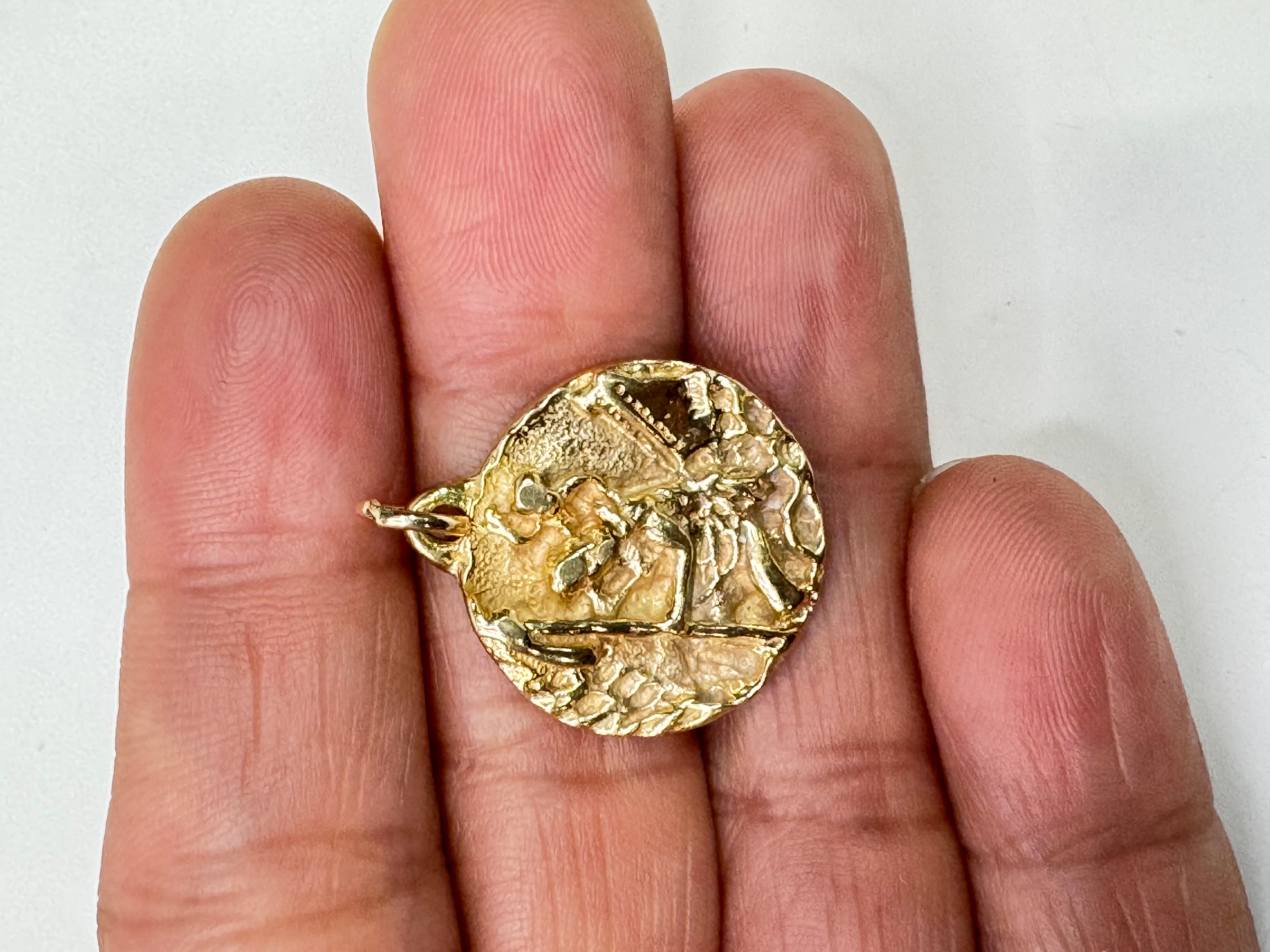 Dieser Scheibenanhänger aus 14-karätigem Gold des Heiligen Christophorus ist ein wunderschönes Stück mit einem Durchmesser von 19,5 mm. Der Anhänger zeigt eine Hochrelief-Darstellung des Heiligen Christophorus, der Schutz und Führung symbolisiert.