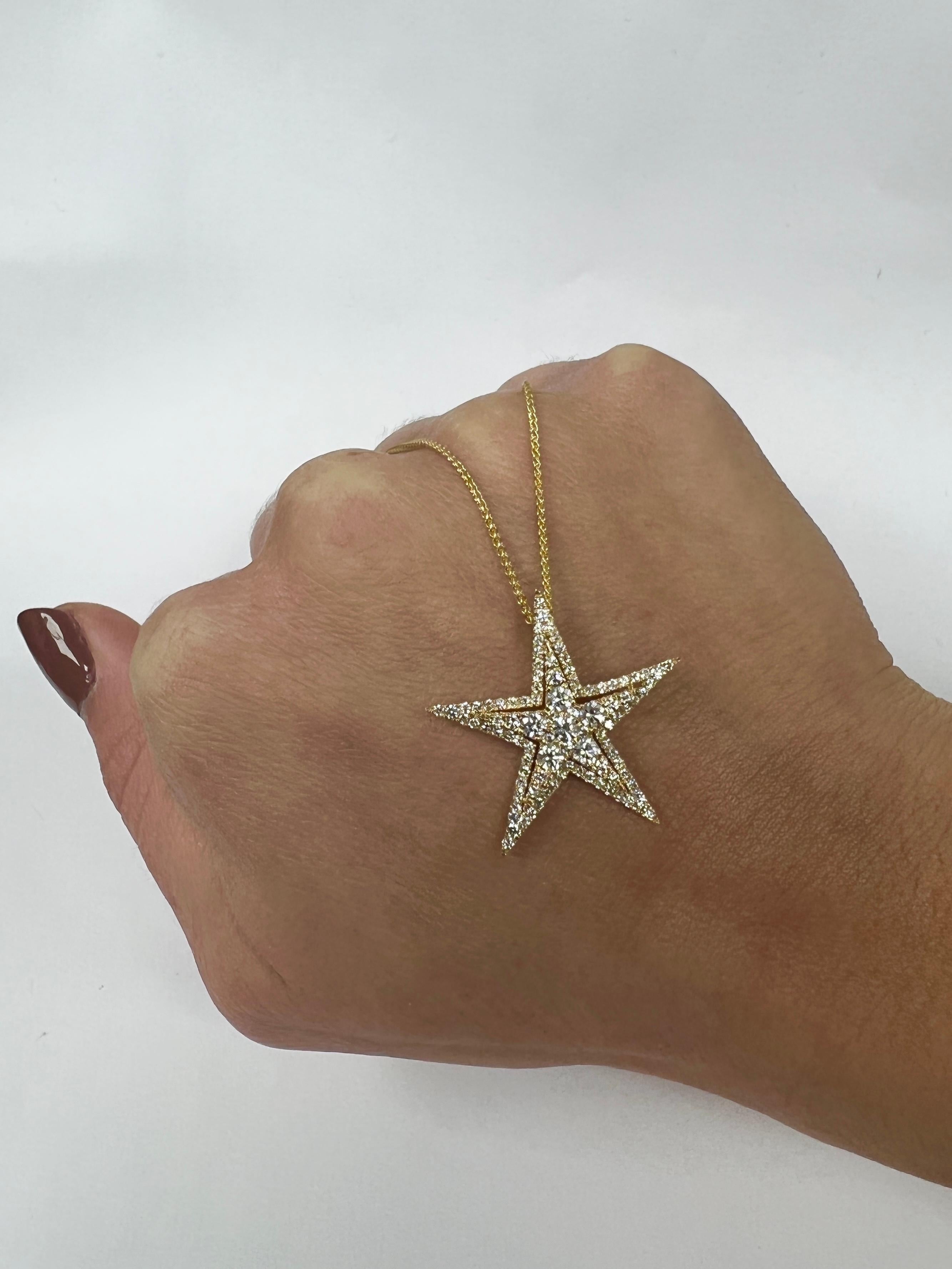 Round Cut Yellow Gold Star Pendant For Sale
