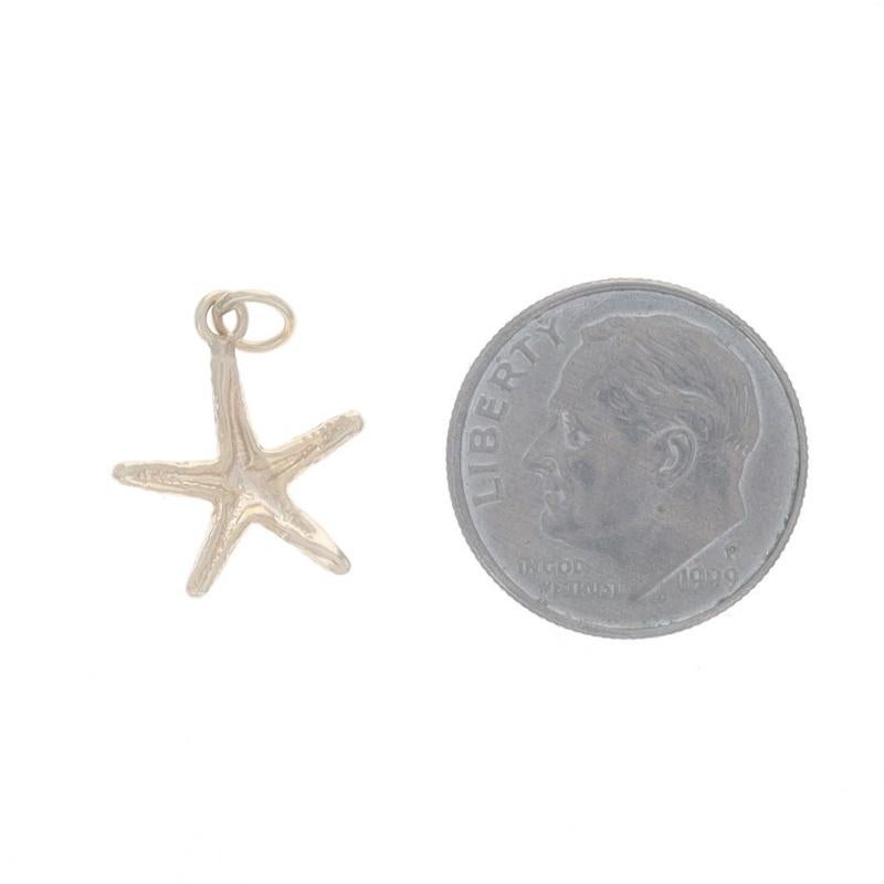 Donna Charm a forma di stella marina in oro giallo 14 carati in vendita