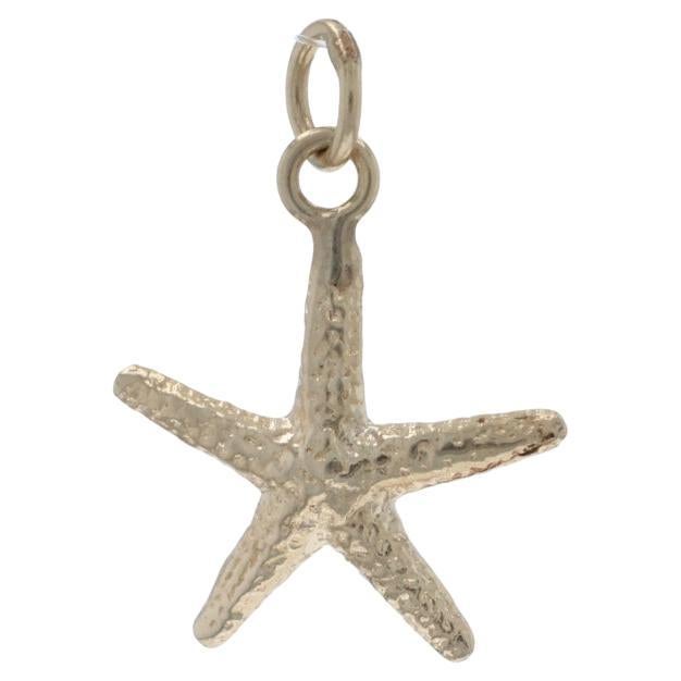 Charm a forma di stella marina in oro giallo 14 carati in vendita