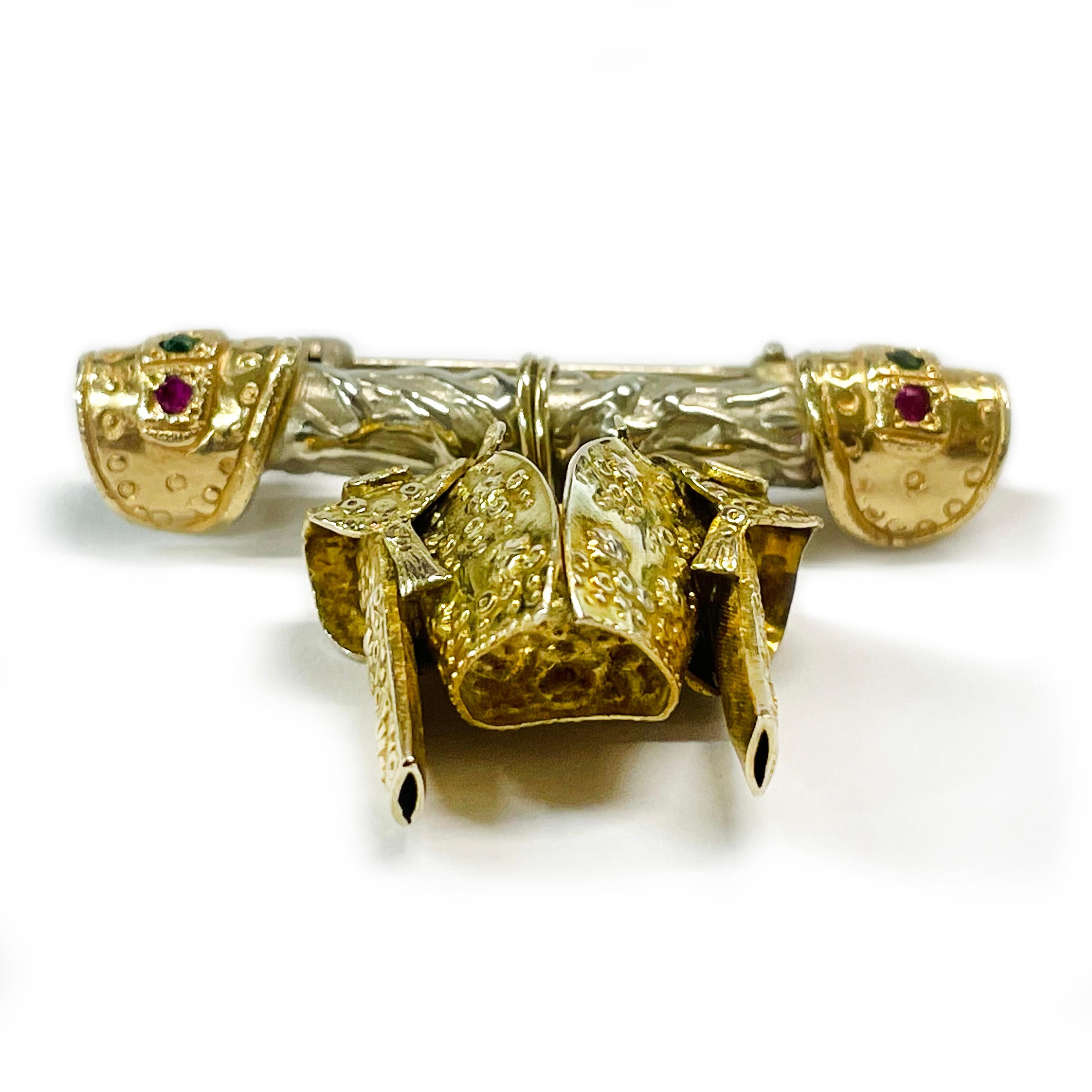 Taille ronde Broche Matador en or jaune et argent sterling avec rubis et émeraudes en vente