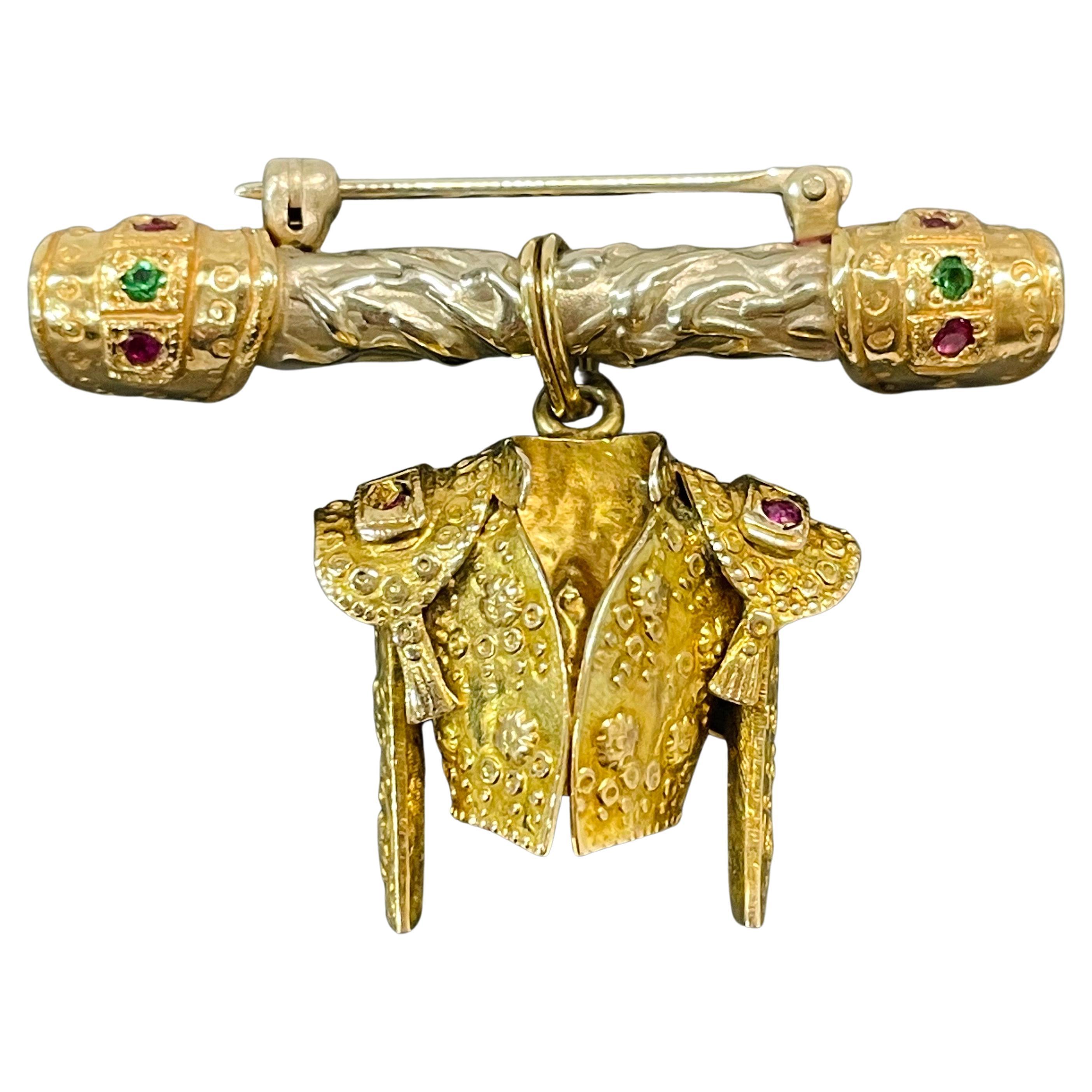 Broche Matador en or jaune et argent sterling avec rubis et émeraudes en vente