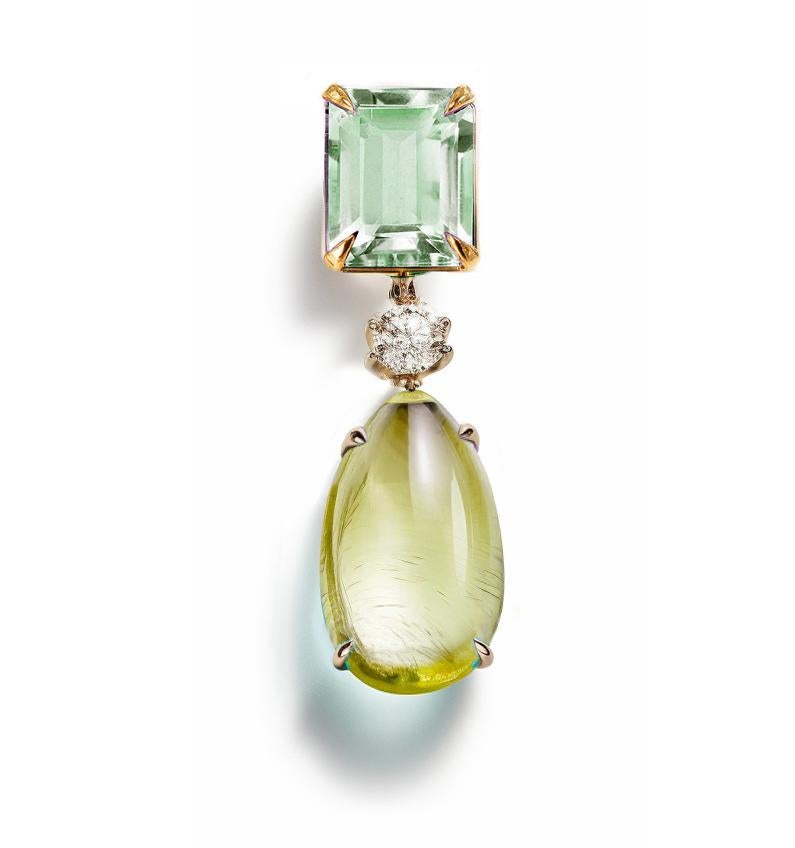 Yellow Gold Stud Drop Earrings with Sapphires and Cabochon Peridotes In New Condition For Sale In Berlin, DE