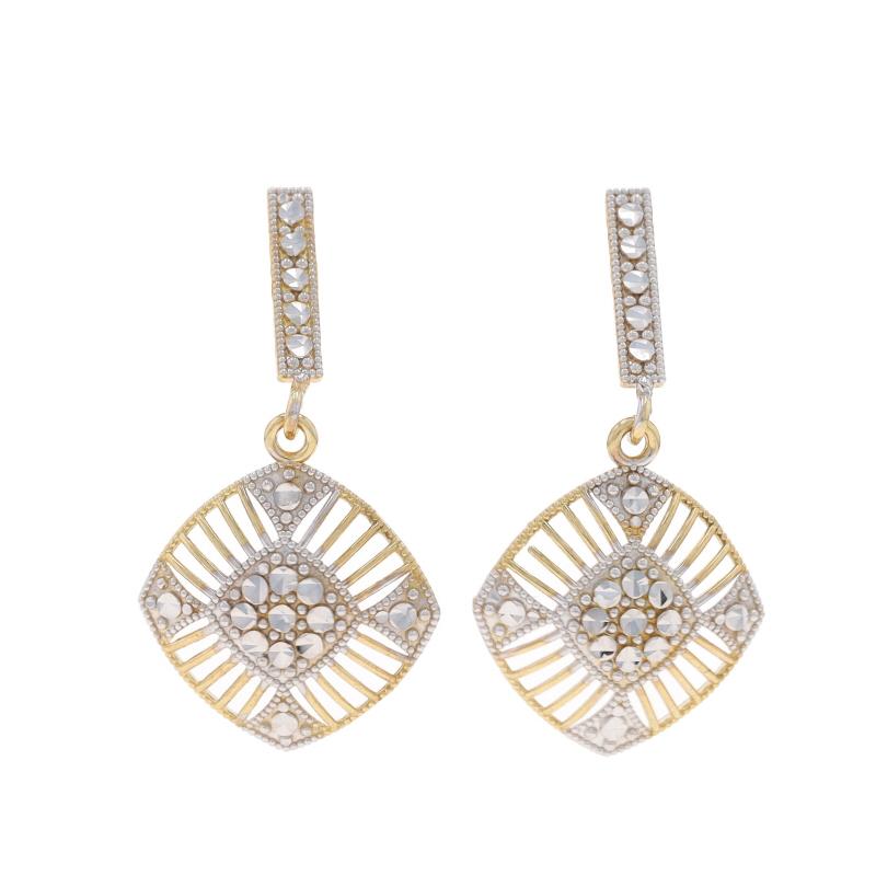 Contenido de metal: oro amarillo de 10 quilates y oro blanco de 10 quilates

Estilo Colgante
Características: Diseño de corte abierto, detalles de tachuelas y milgrain

Medidas

Alto: 1 1/16