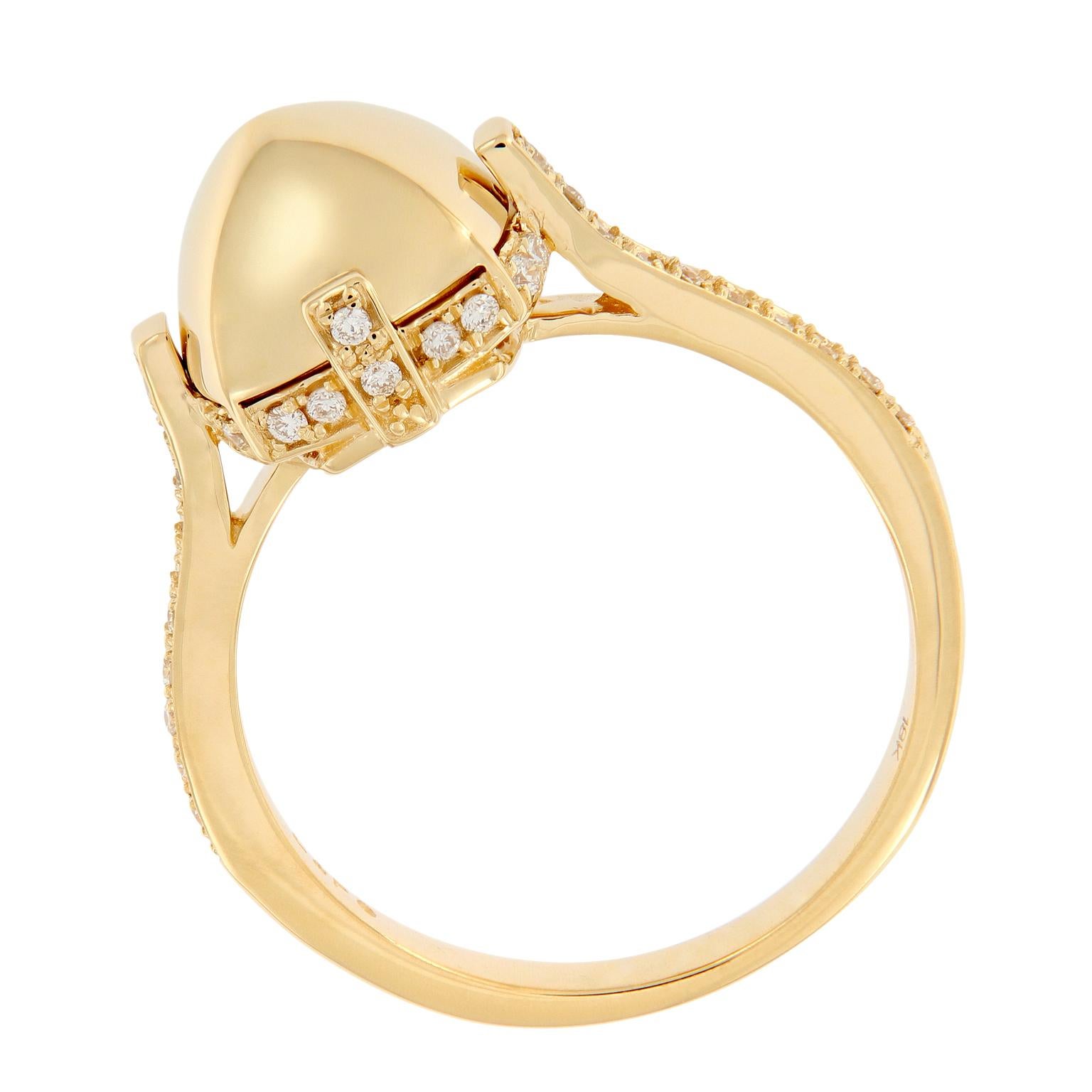 Dieser markante Ring aus 18 Karat Gelbgold in der ikonischen Form eines Surgarloafs ist mit einem Halo aus gepflasterten Diamanten und einem diamantbesetzten Band verziert. Ringgröße 6.75. Die Oberseite des Rings misst 11 mm x 11 mm.