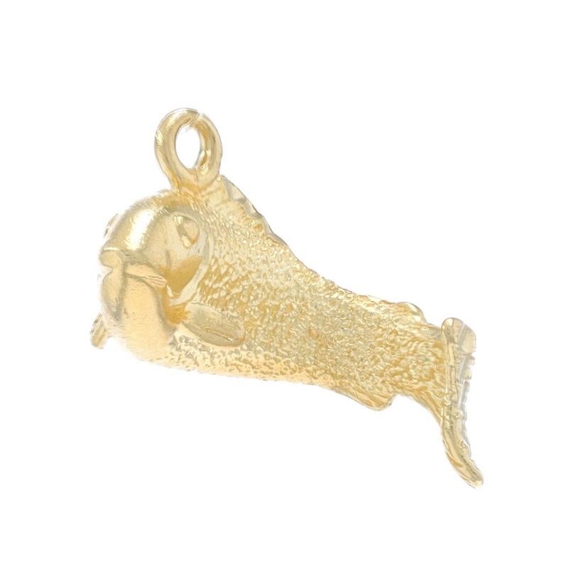 Contenu du métal : Or jaune 14k

Thème : Poissons nageurs, vie aquatique
Caractéristiques : Détails texturés

Mesures

Hauteur (à partir de l'attache fixe) : 17/32
