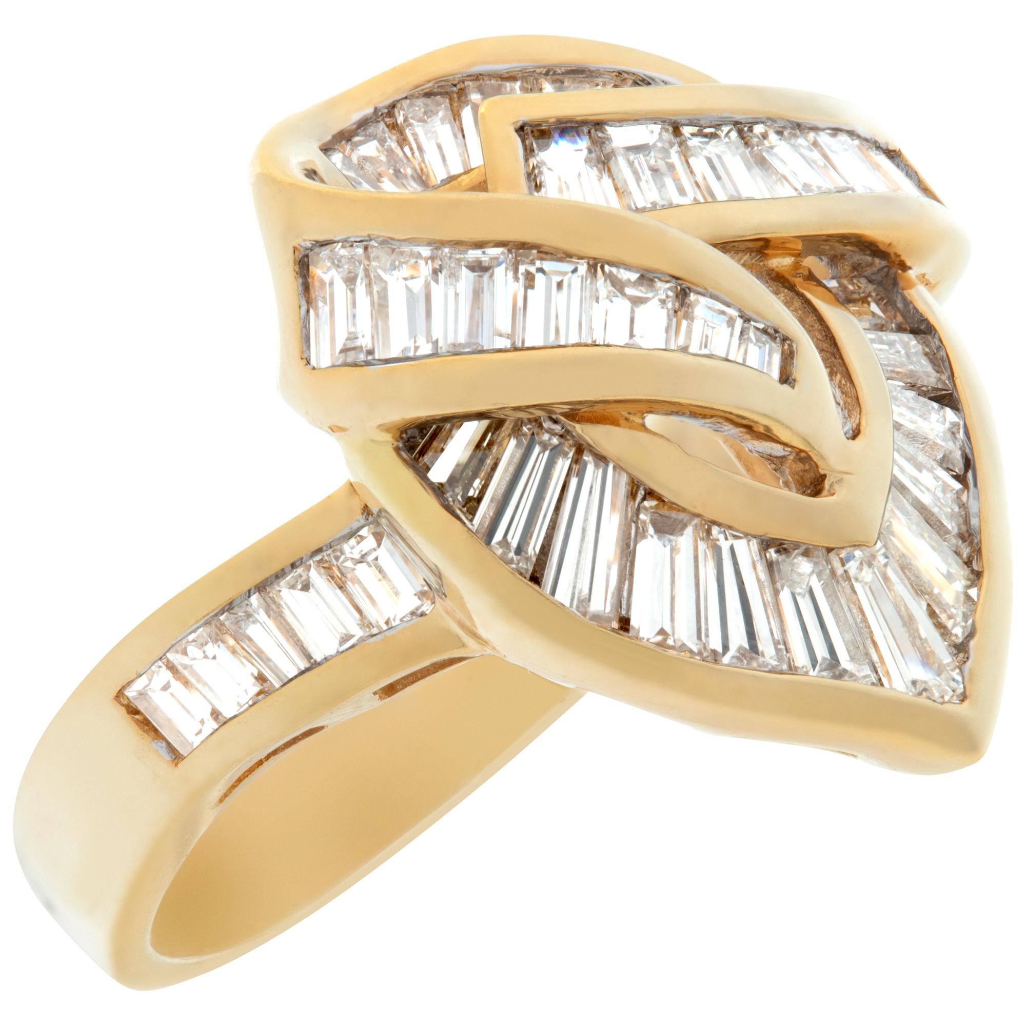 Yellow gold swirl of diamonds ring w/ around 3 carats in baguette diamonds In Excellent Condition For Sale In Surfside, FL
