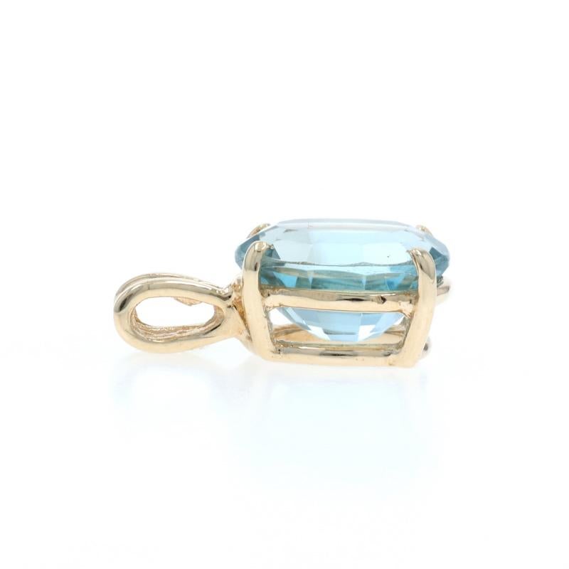 Taille ovale Pendentif solitaire en or jaune avec topaze bleue suisse - 14k 3.50ct en vente