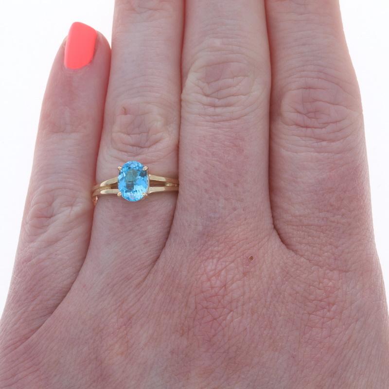 Taille ovale Bague solitaire en or jaune avec topaze bleue suisse - 14k Oval 1.60ct en vente