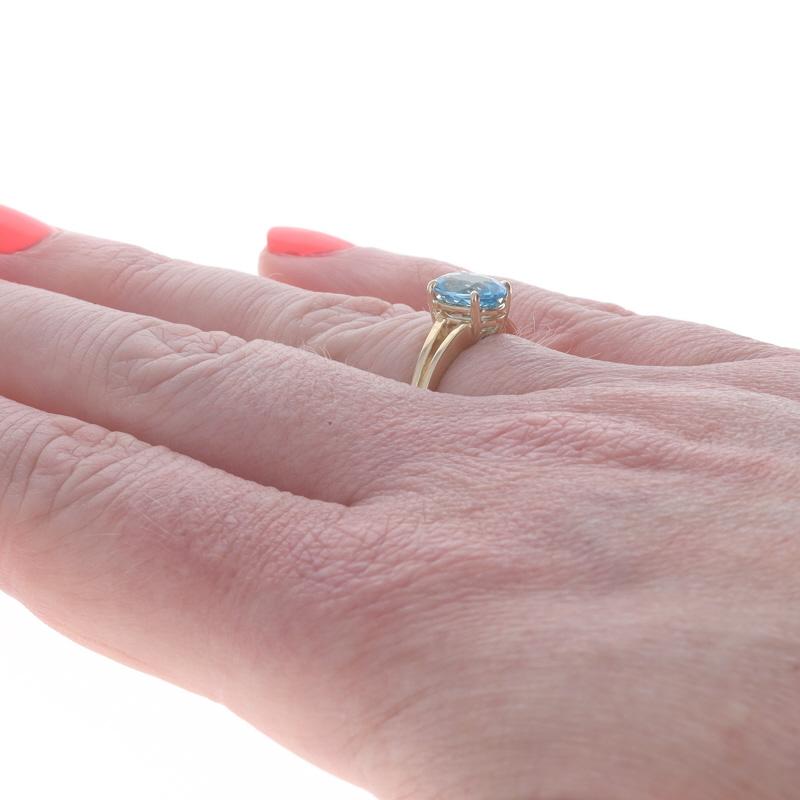 Bague solitaire en or jaune avec topaze bleue suisse - 14k Oval 1.60ct Pour femmes en vente