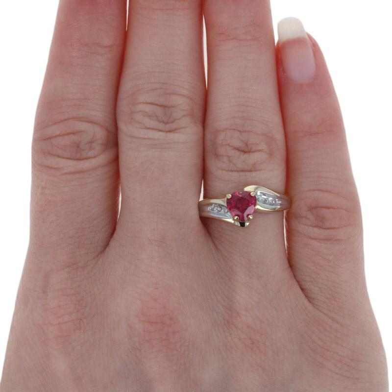 Gelbgold Synthetischer Rubin & Diamant Bypass-Ring, 10k Herzschliff 1,03 Karat (Gemischter Schliff)