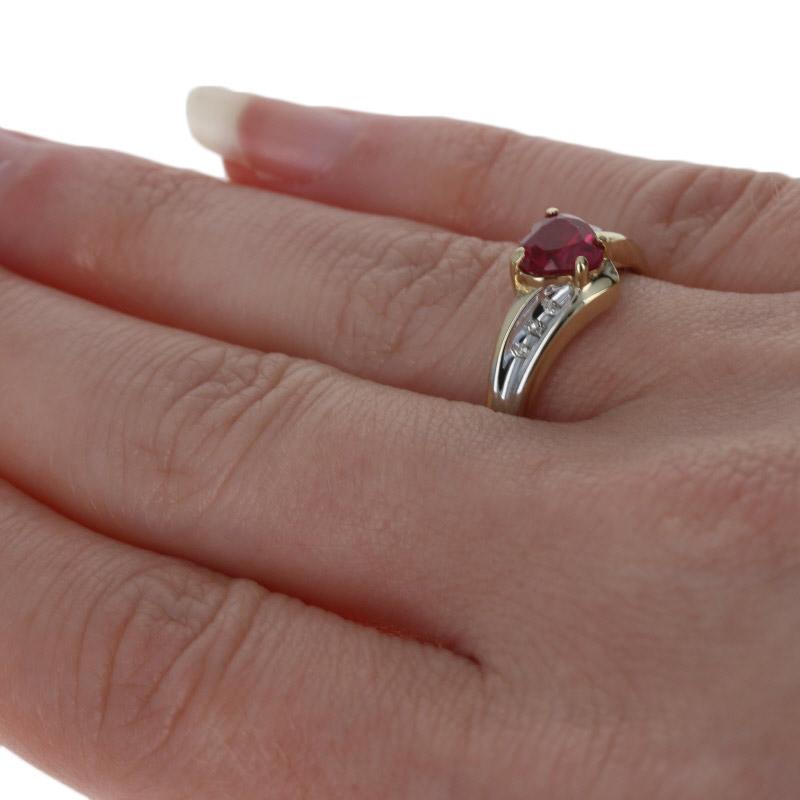 Gelbgold Synthetischer Rubin & Diamant Bypass-Ring, 10k Herzschliff 1,03 Karat im Zustand „Hervorragend“ in Greensboro, NC