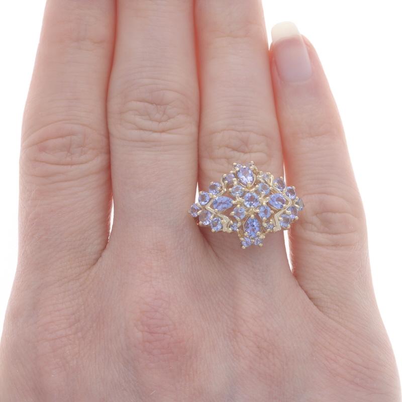 Taille ronde Bague cocktail grappe de tanzanites en or jaune 14 carats, poire et ronde, 1,60 ctw en vente
