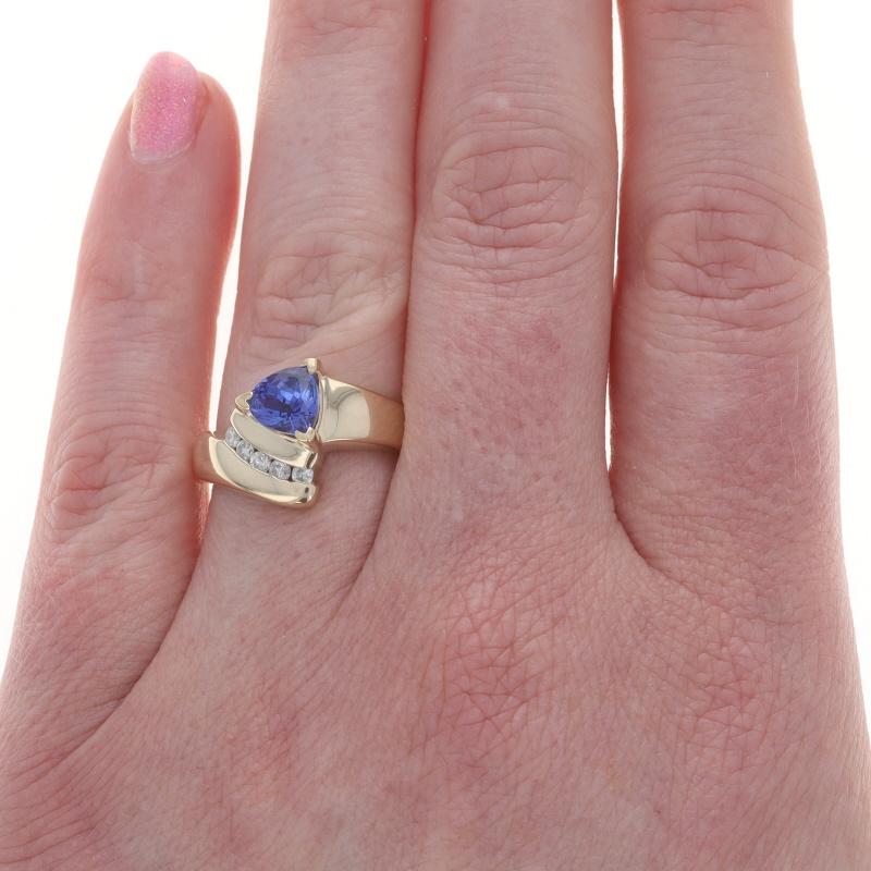Gelbgold Tansanit Diamant Bypass Ring 14k Trillion 1,41ctw (Trillionschliff) im Angebot