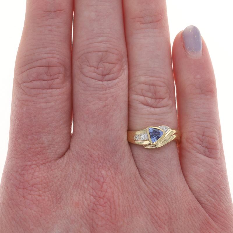 Taille trillion Bague en or jaune Tanzanite Diamant Bypass - 18k Trillion .48ctw en vente