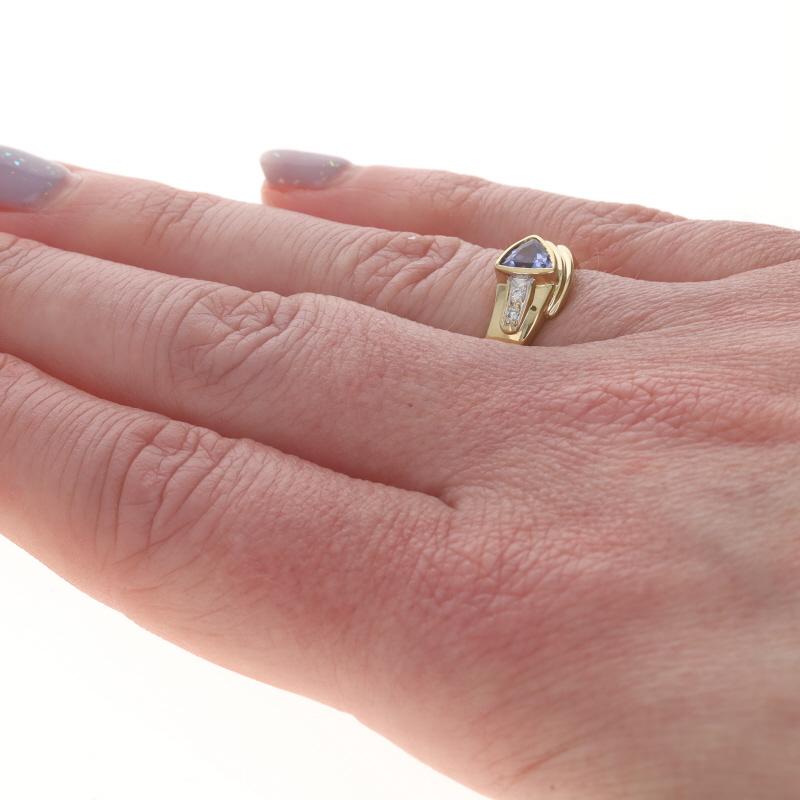 Bague en or jaune Tanzanite Diamant Bypass - 18k Trillion .48ctw Pour femmes en vente