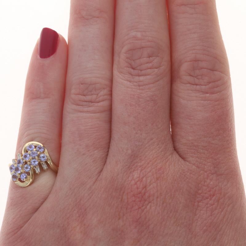 Taglio rotondo Anello bypass con cluster di diamanti tanzaniti in oro giallo - 14k Round .88ctw in vendita