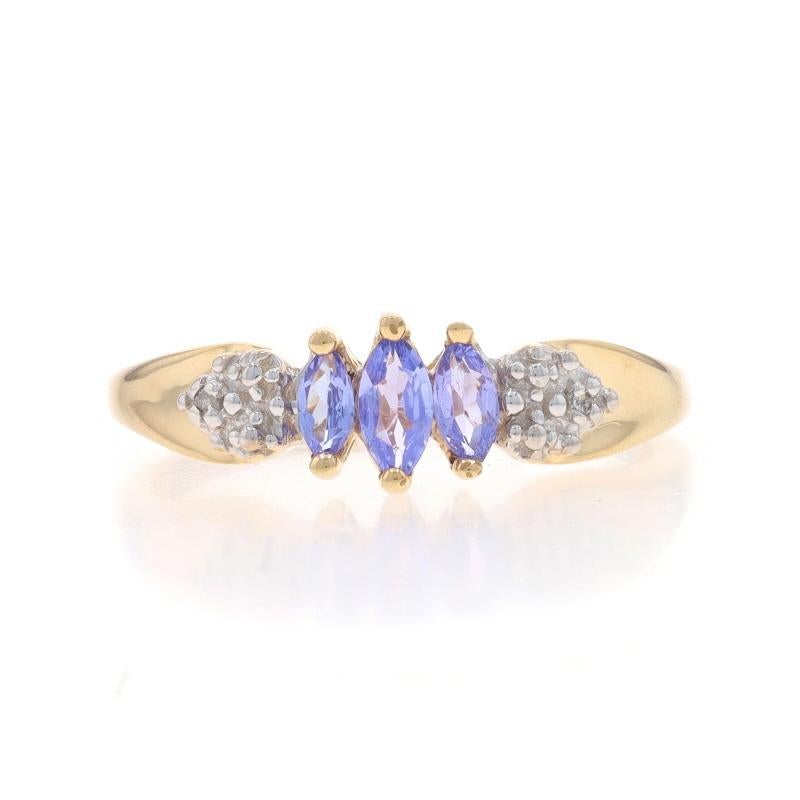 Taille : 7
Frais de taille : Up&Up 2 tailles pour $30 ou Down 1 taille pour $30

Contenu métallique : Or jaune 10k et or blanc 10k

Informations sur les pierres

Tanzanites naturelles
Traitement : Amélioration de routine
Carat(s) : .19ctw
Coupe :