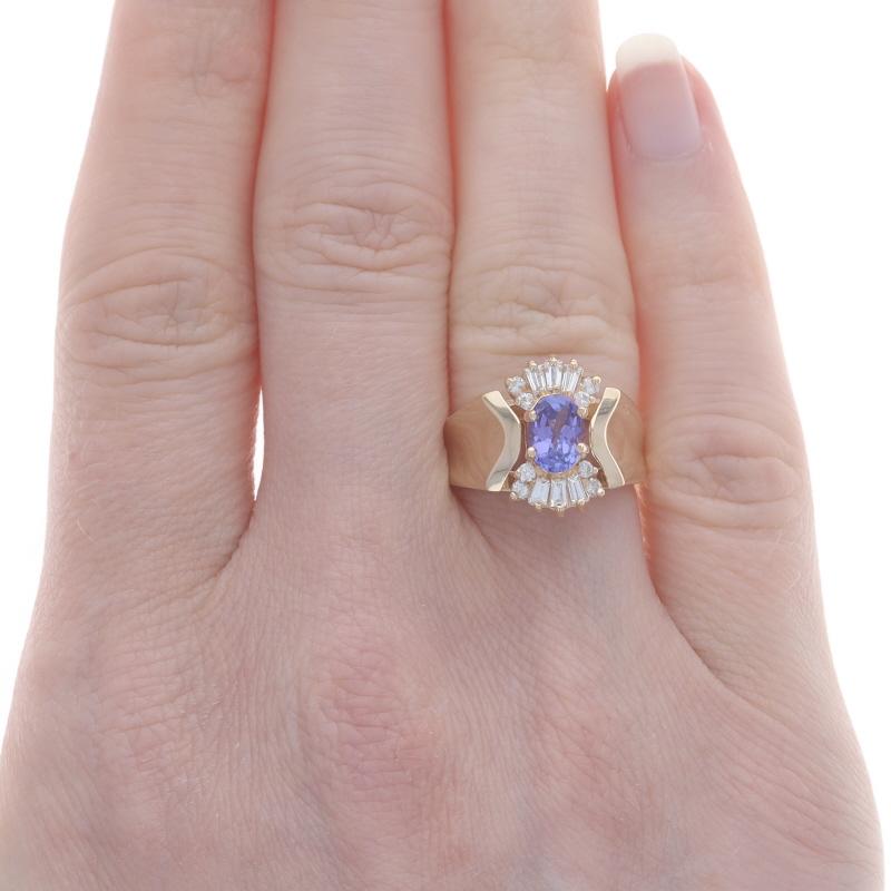 Taille ovale Bague en or jaune 14 carats avec tanzanite et diamant ovale 1,13 carat en vente
