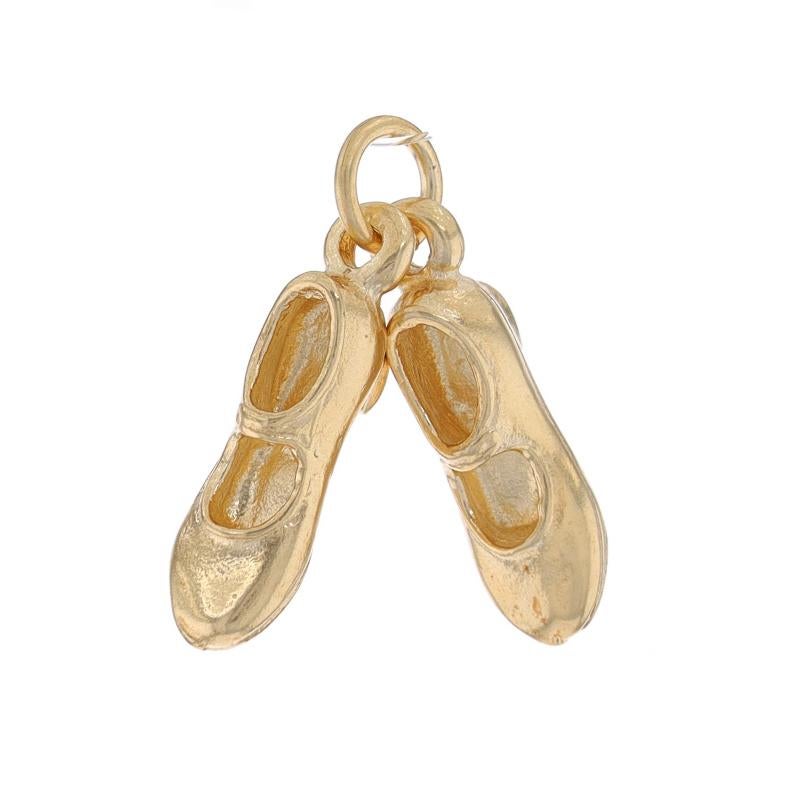 Metallgehalt: 14k Gelbgold

Thema: Steppschuhe, Rhythmus und Broadway-Tanz

Messungen

Höhe (von stationären Bügeln): 11/16