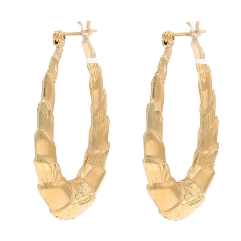 Contenuto del metallo: Oro giallo 14k

Stile: A cerchio
Tipo di chiusura: Chiusura a scatto
Caratteristiche: Costruzione cava con finiture lisce e opache e dettagli incisi.

Misure

Altezza: 1 7/16