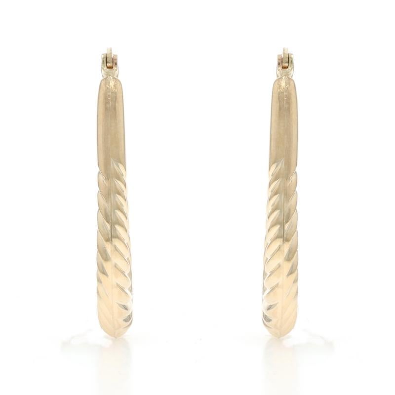 Boucles d'oreilles ovales en or jaune 14k, torsadées et percées Excellent état - En vente à Greensboro, NC