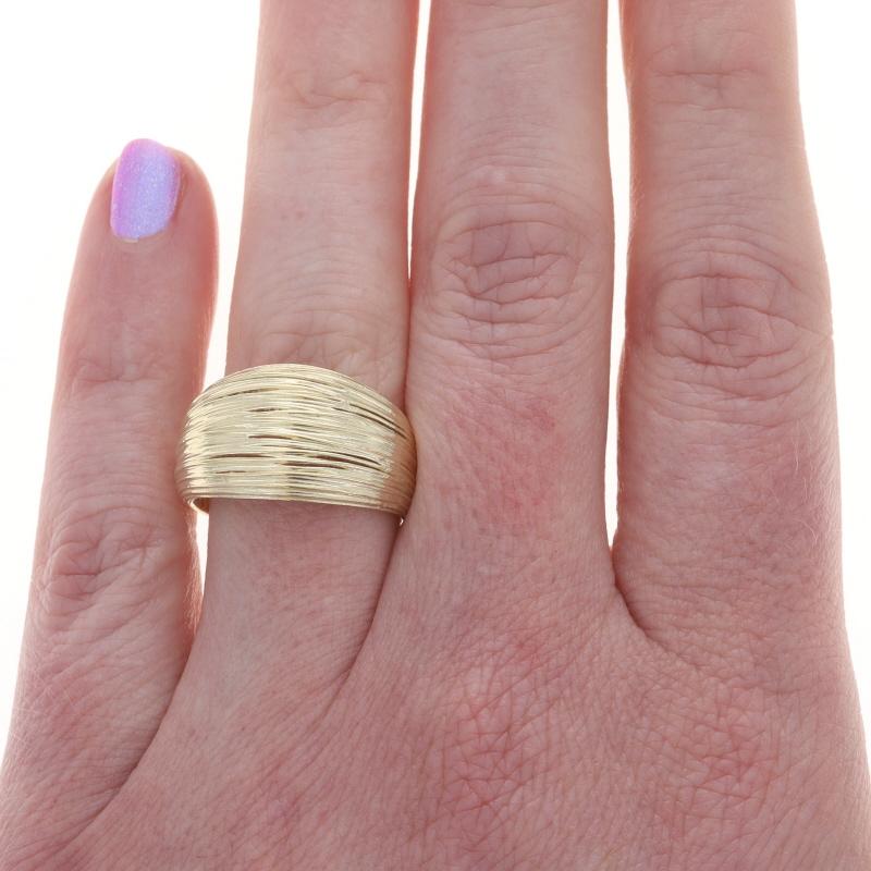 Yellow Gold Tapered Statement Band - 14k Ribbed Ring SZ 8 In Excellent Condition For Sale In Greensboro, NC