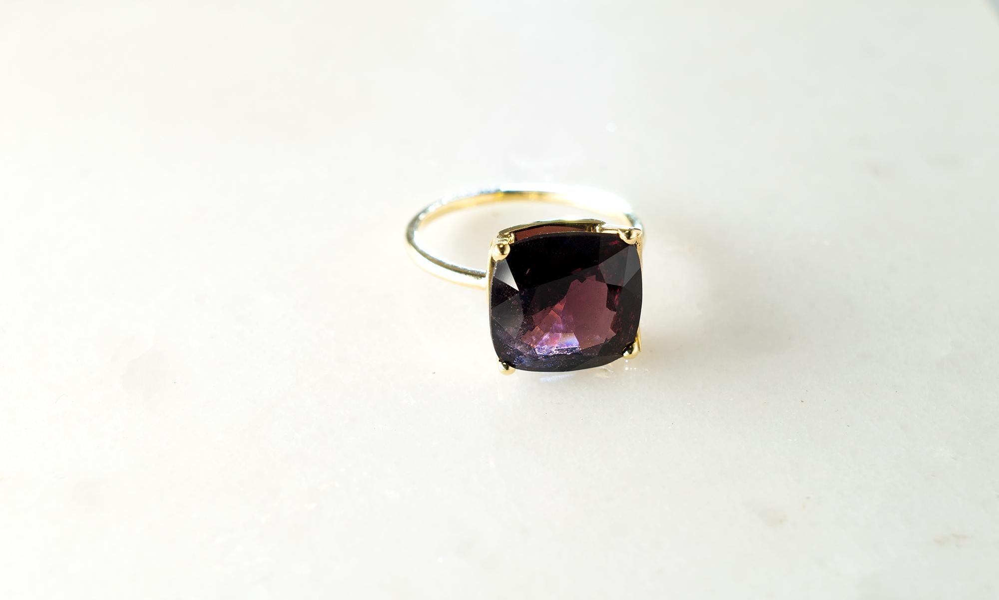 Yellow Gold Tea Contemporary Ring with Natural Red Garnet For Sale 4