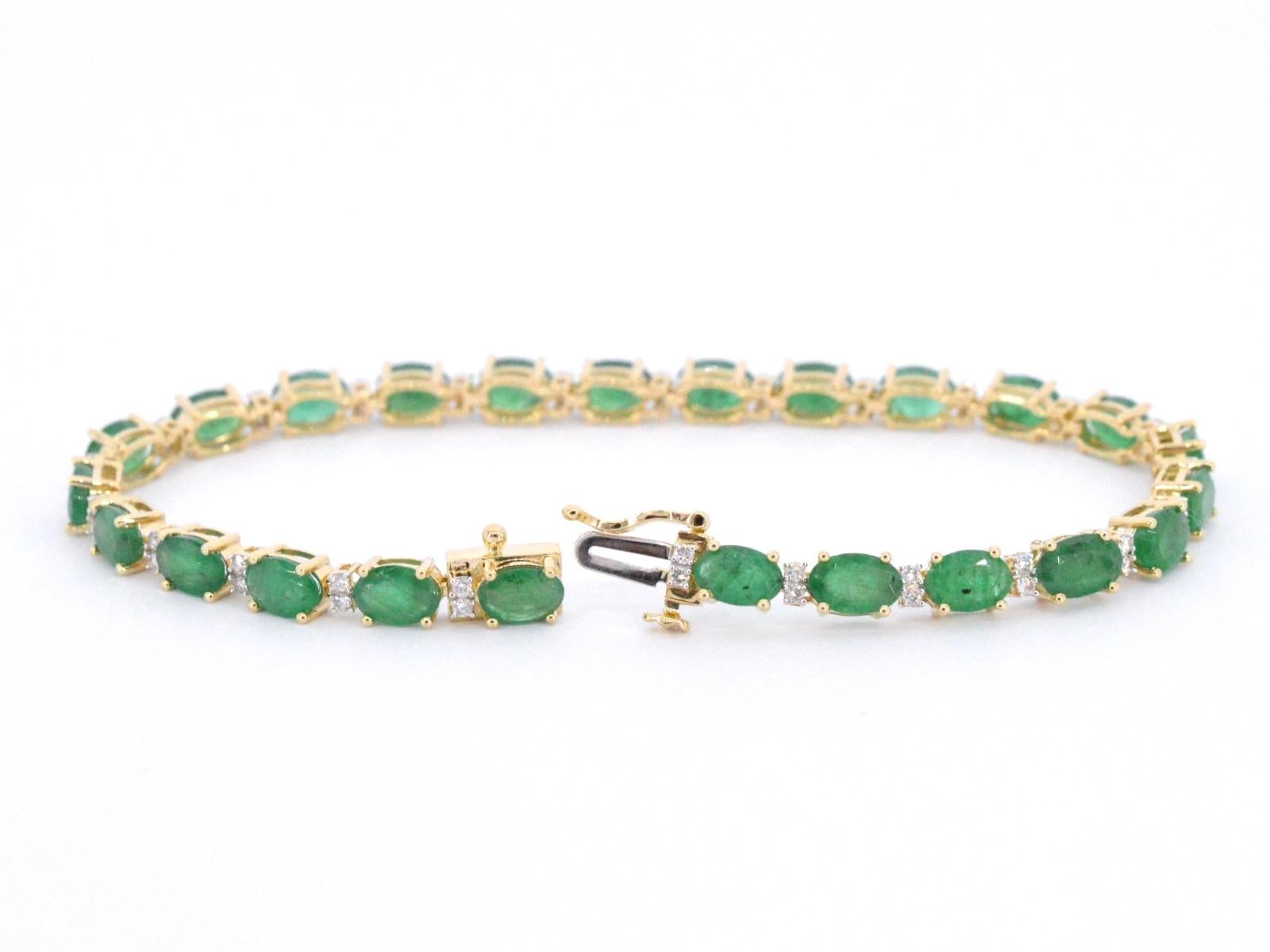 Contemporary Yellow Gold Tennis Bracelet with Diamonds and Emerald For Sale