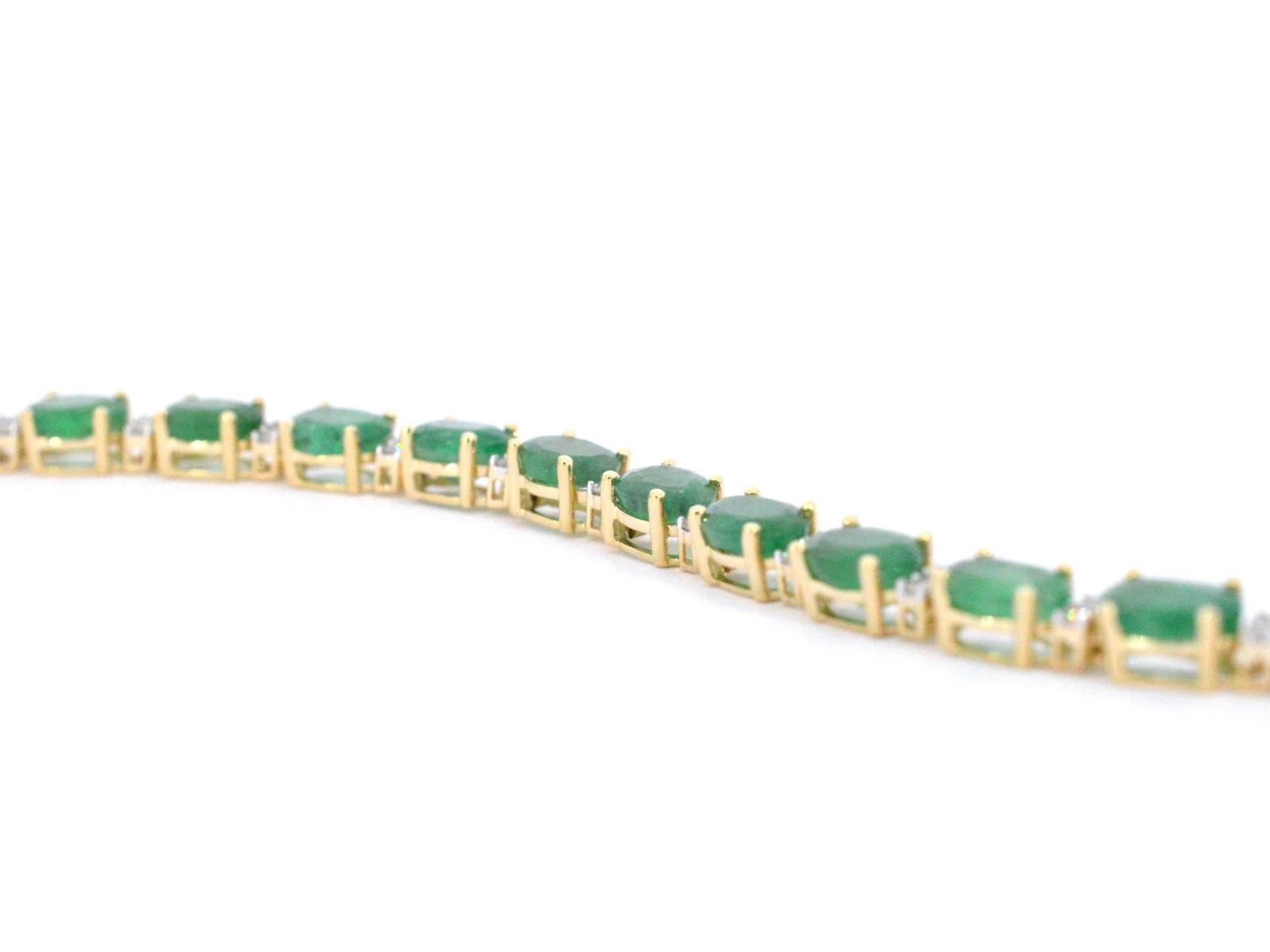 Brilliant Cut Yellow Gold Tennis Bracelet with Diamonds and Emerald For Sale