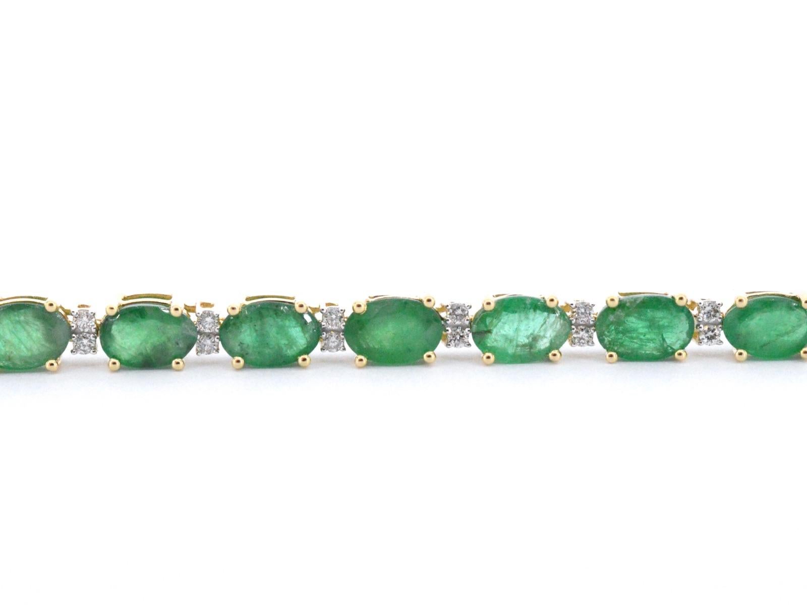 Yellow Gold Tennis Bracelet with Diamonds and Emerald In New Condition For Sale In AMSTELVEEN, NH