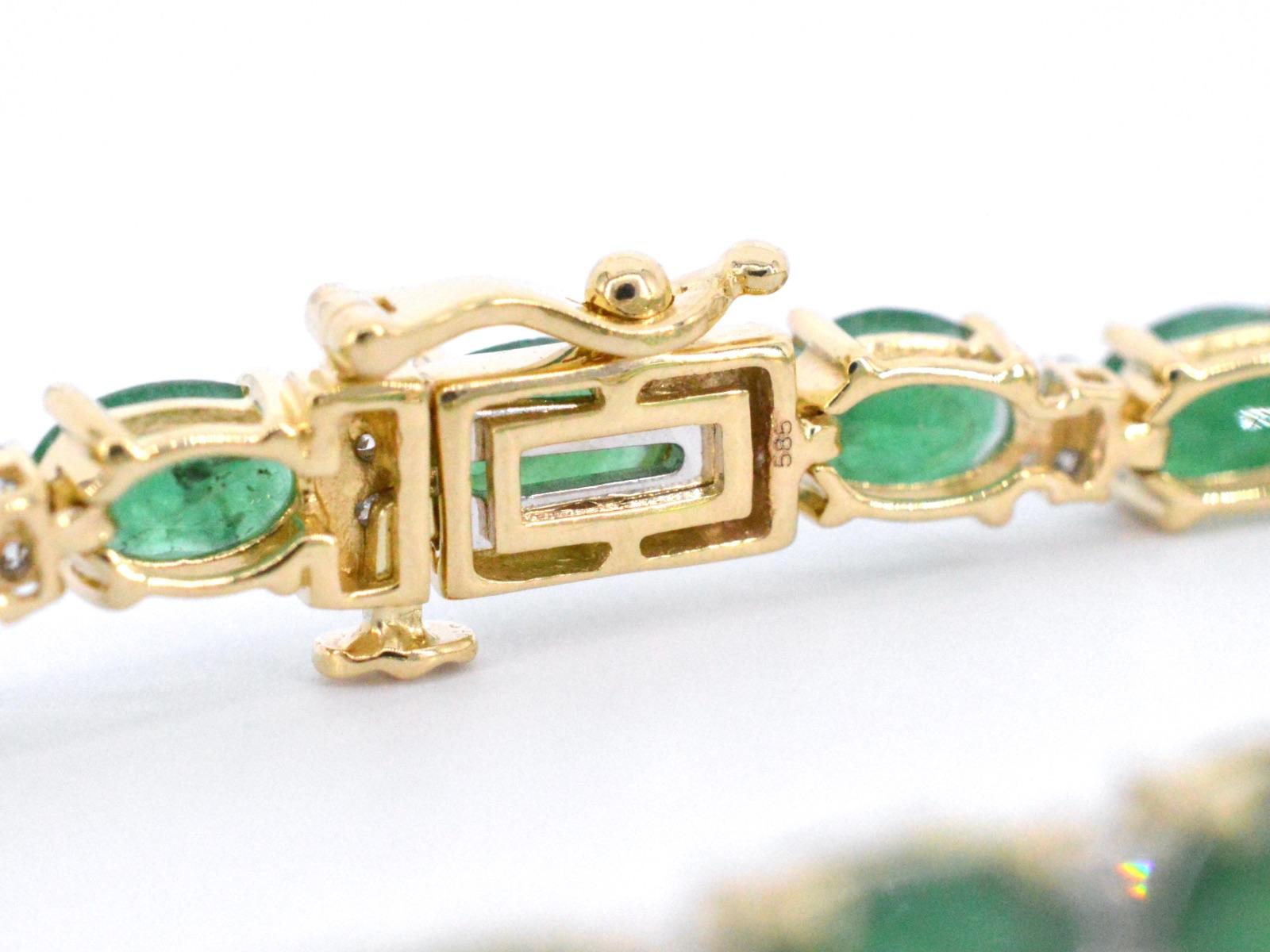 Women's Yellow Gold Tennis Bracelet with Diamonds and Emerald For Sale