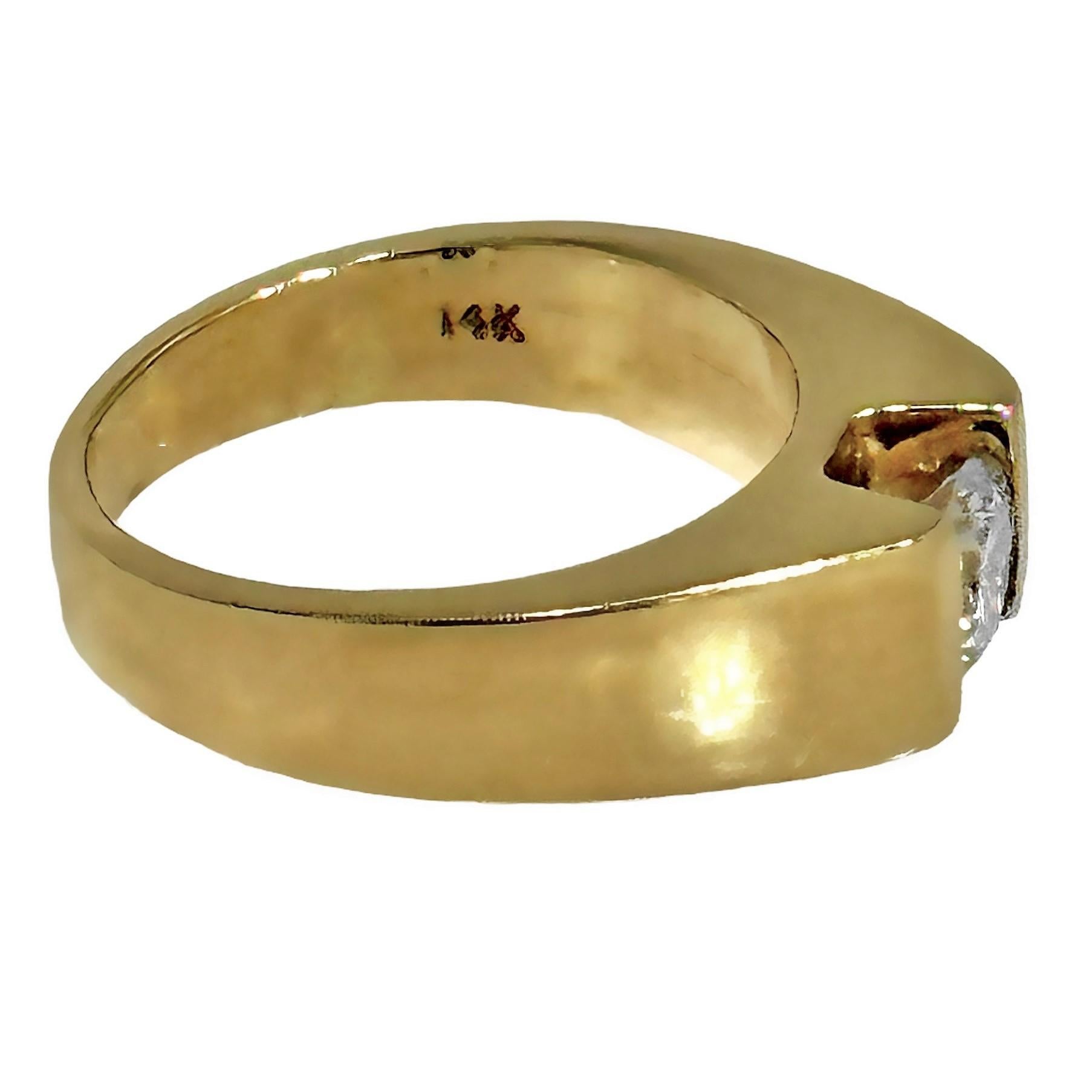 Ein schlichter, modern anmutender Ring aus 14 Karat Gelbgold mit einem halben Karat Diamant. Die Schultern des Rings erheben sich etwa 1/5 Zoll über den Finger, so dass der Diamant in der richtigen Höhe gefasst werden kann. Die Spannungsfassung