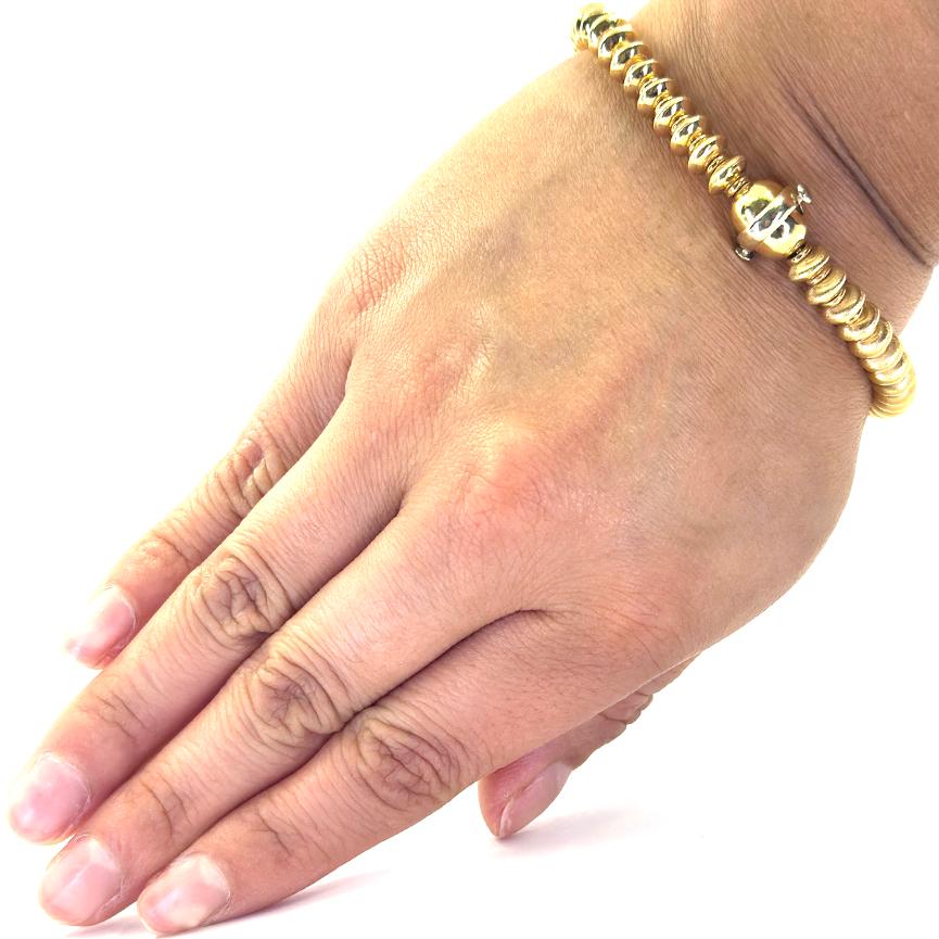 Bracciale in oro giallo 18 carati con perline strutturate da 6 mm su una catena a scatola. Lungo 7,5 pollici con chiusura a sfera. Il peso finito è di 21,5 grammi.

La collana abbinata è disponibile separatamente.