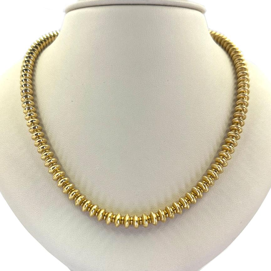 Collana in oro giallo 18 carati con perline strutturate da 6 mm su una catena a scatola. Lunga 17 pollici con chiusura a sfera. Il peso finito è di 45,8 grammi.

 Bracciale abbinato disponibile separatamente.