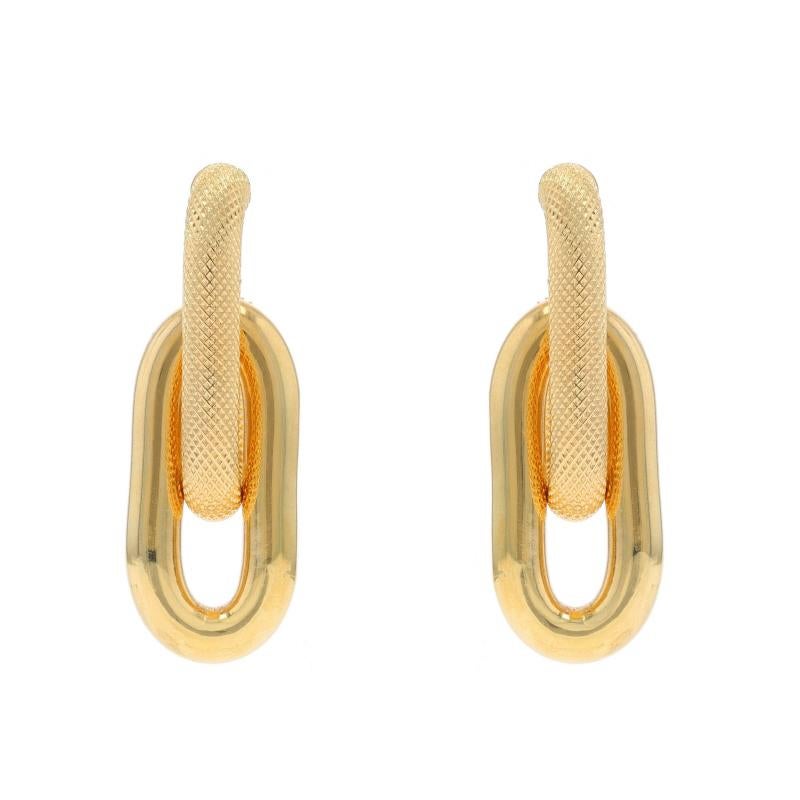 Metallgehalt: 14k Gelbgold

Stil: Tropfen
Verschlusstyp: Schmetterlingsverschlüsse
Thema: Kettenglied
Merkmale: Hohle Konstruktion mit glatten und strukturierten Oberflächen

Messungen

Höhe: 1 5/16