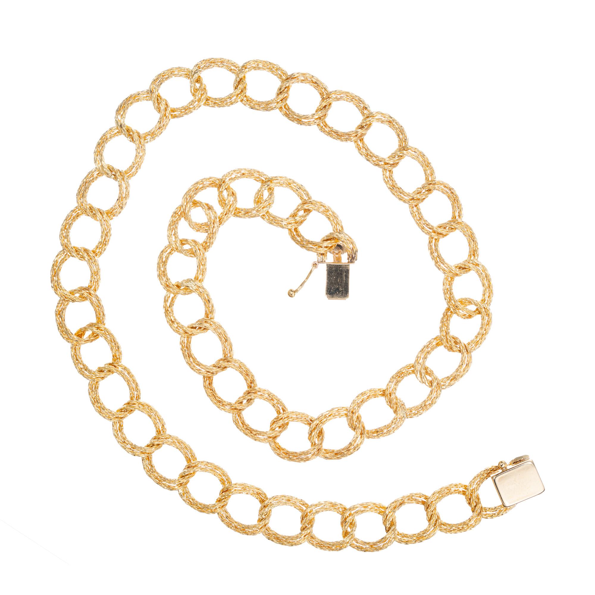 1950's Mitte des Jahrhunderts wesentliche strukturierte Doppelgliederkette Halskette. Wunderschön detaillierte 14k Gelbgold doppelte offene Links, die 11,5 mm im Durchmesser messen. 18 Zoll in der Länge mit einer Figur acht Verschluss. 

14k