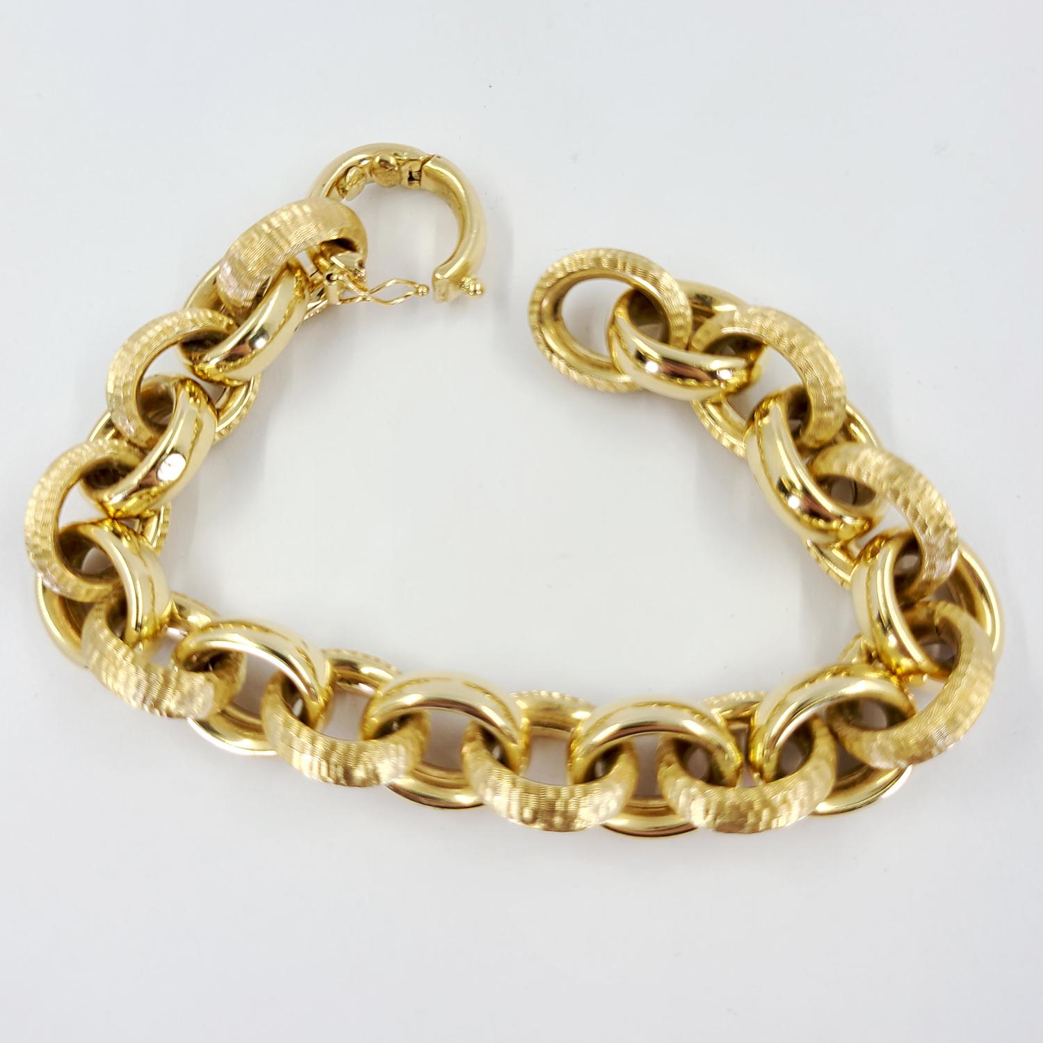 Yellow Gold Textured Oval Link Bracelet In Good Condition In Coral Gables, FL